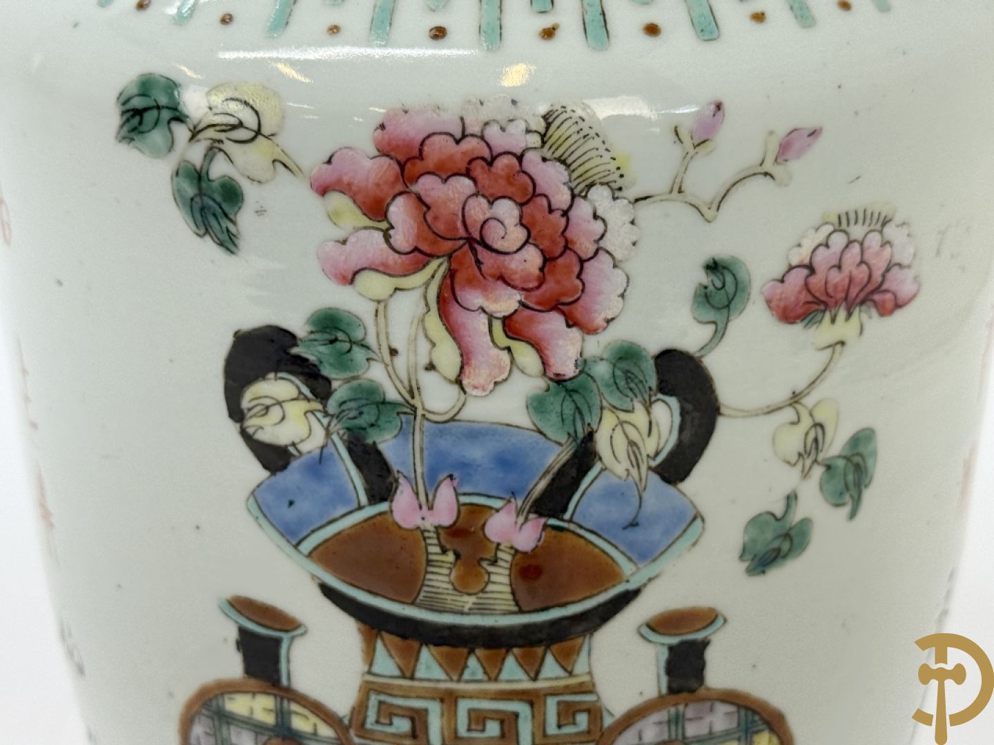 Chinese porseleinen vaas met decor van bloemen in bloemenvaas