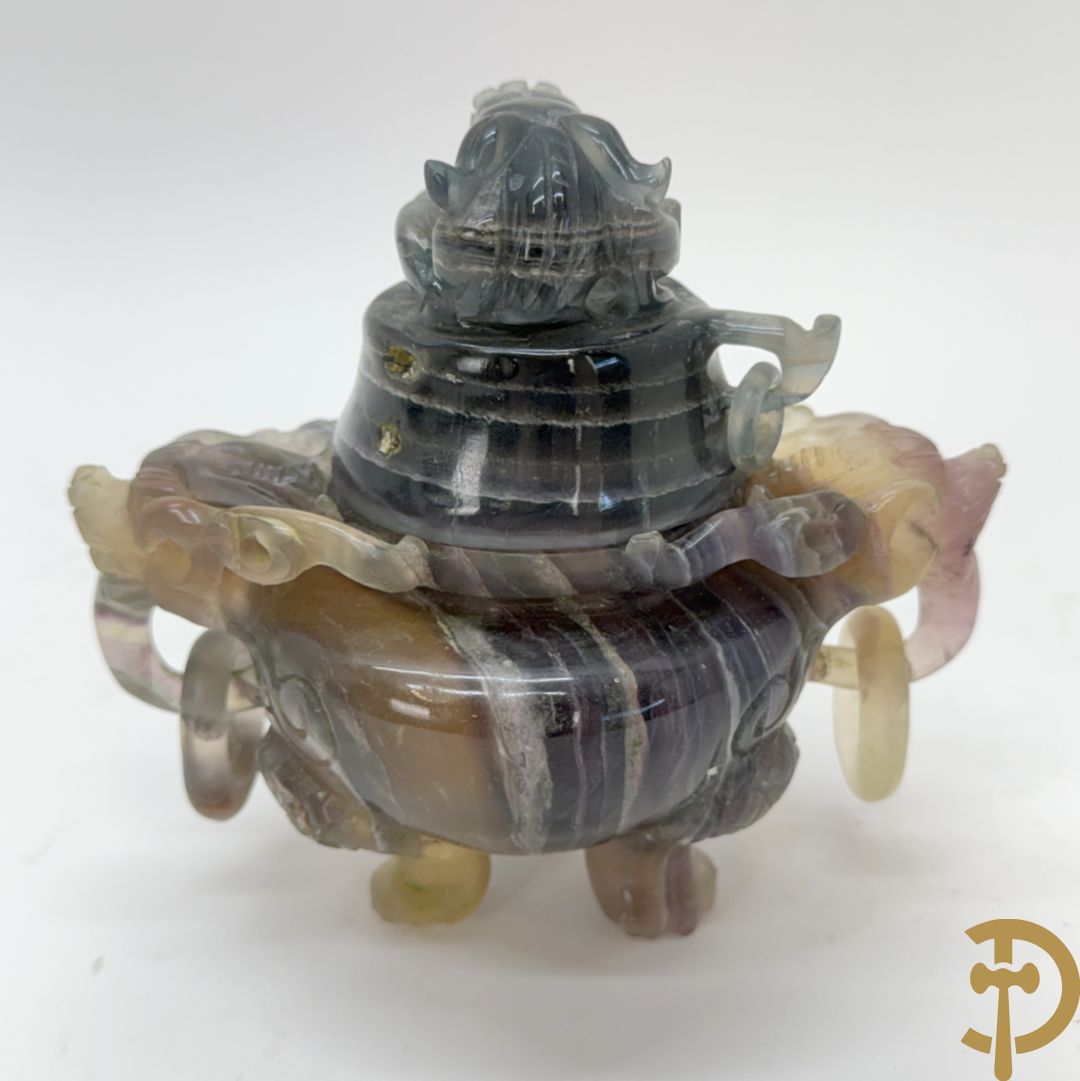 Drie Chinese handgesculpteerde urnes in gesteente met drakendecor (jade, amethist en fluoriet)