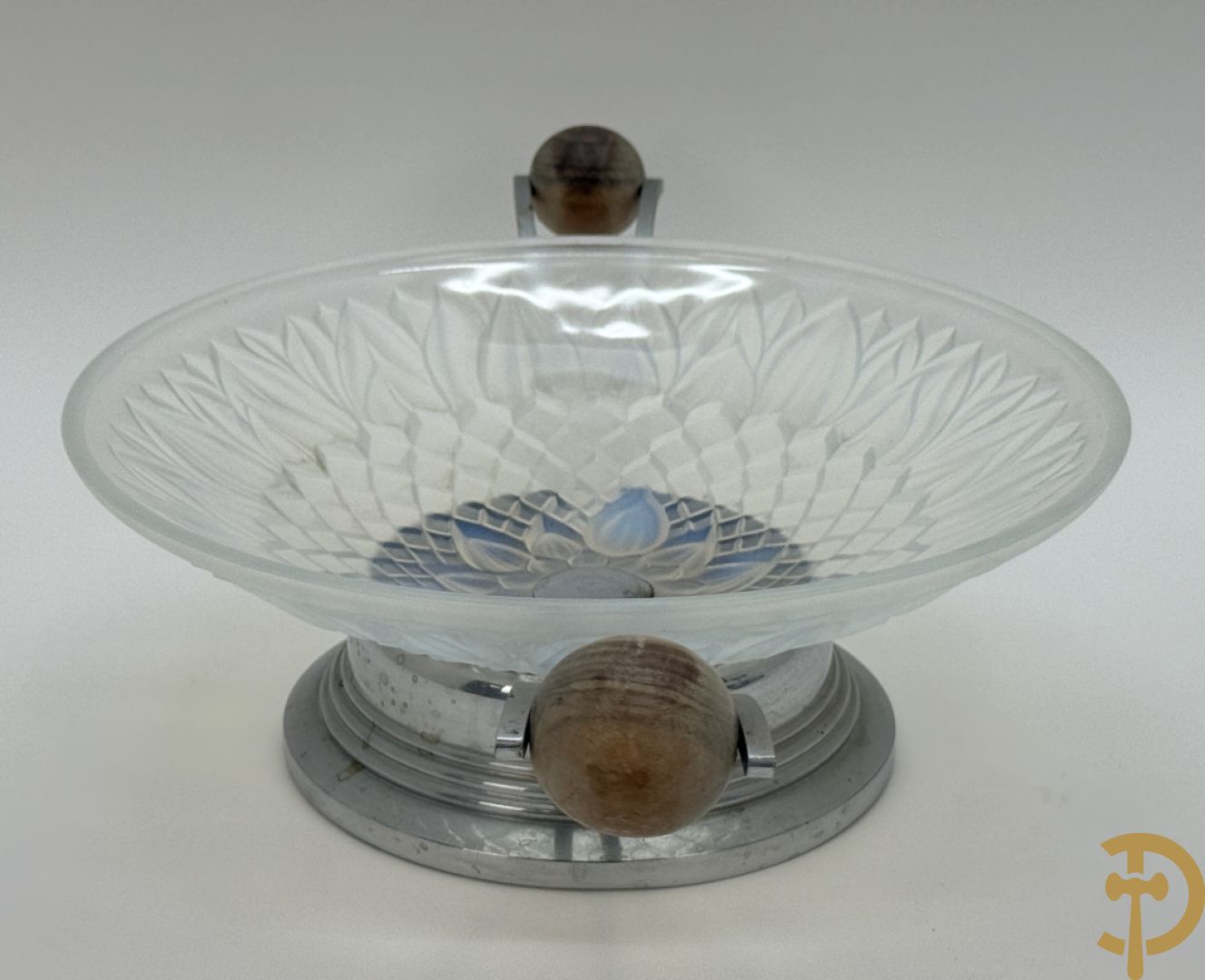 Art Deco schaal van pate de verre met bloemenmotief gevat in chromé houder + Art Deco coupe in pate de verre met bloemenmotieven gevat in chromé houder