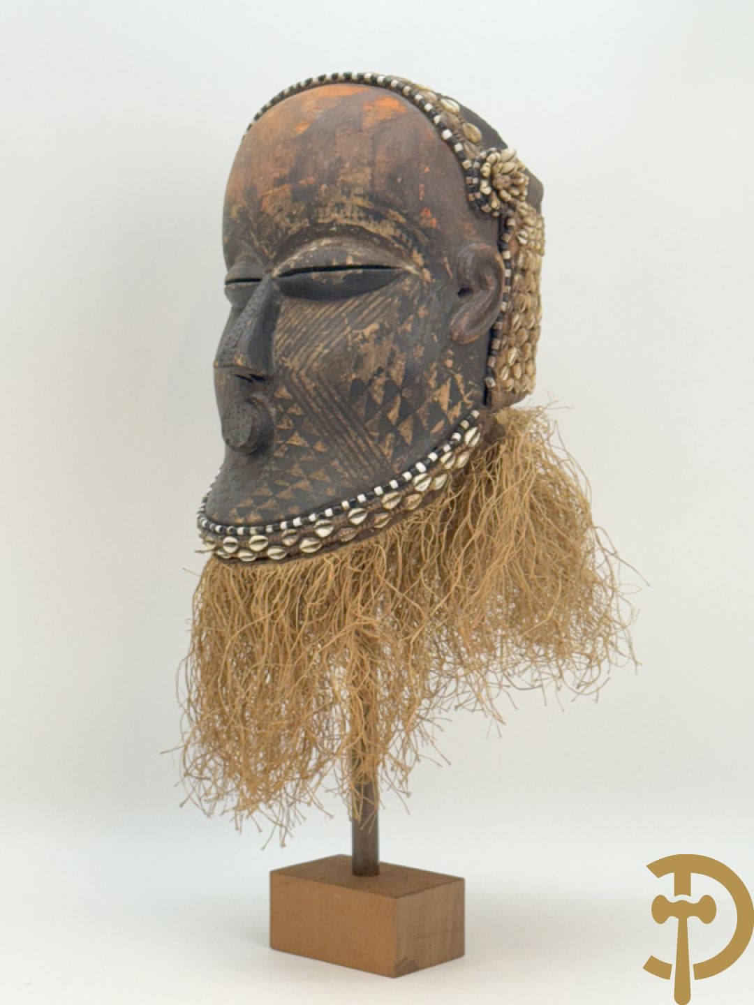 Afrikaans masker met symbolische beschildering, kralen en raffia