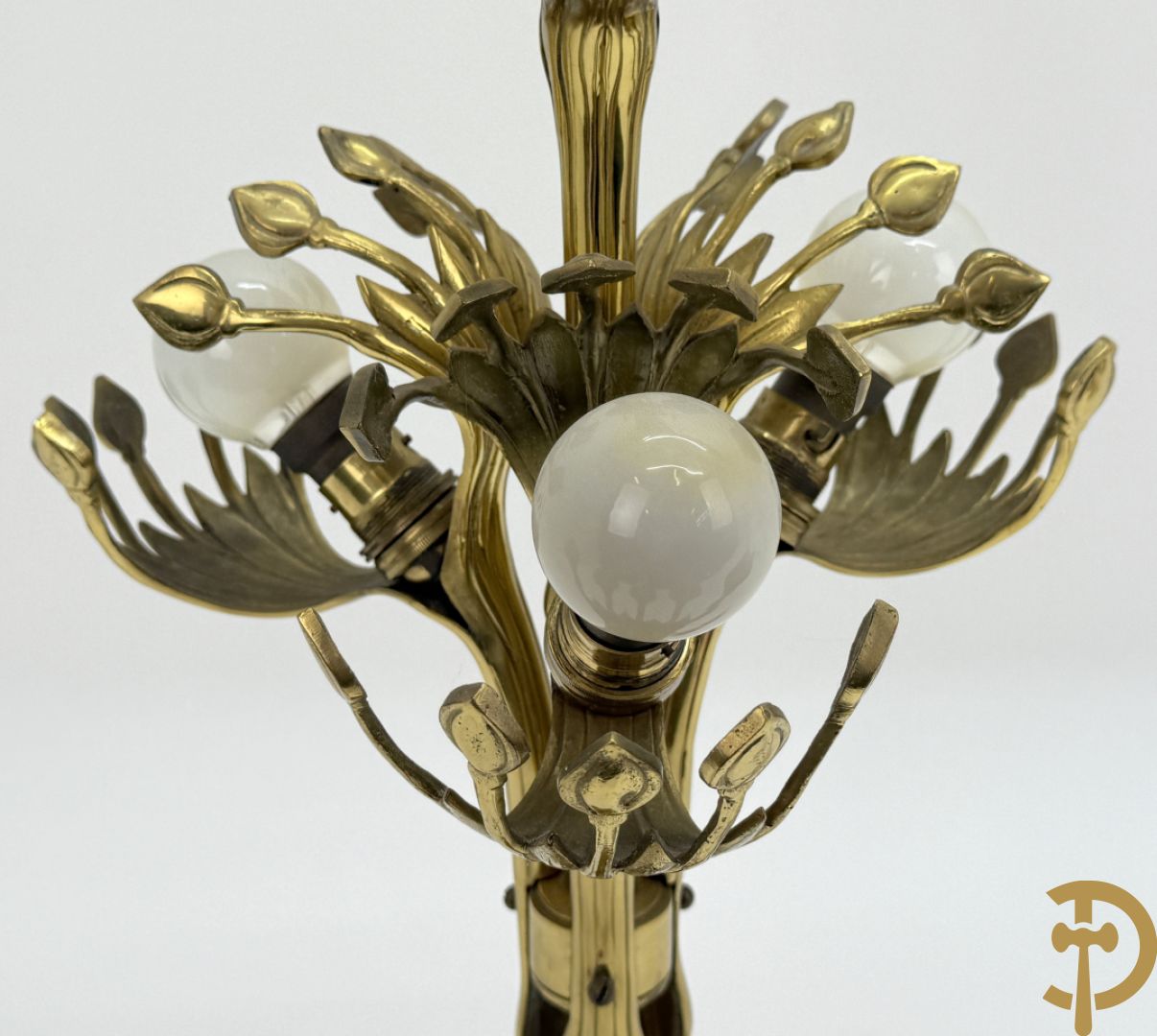 Paar koperen vierarmige lampen met gestyleerde bloemen-en plantenmotieven, Jugendstil