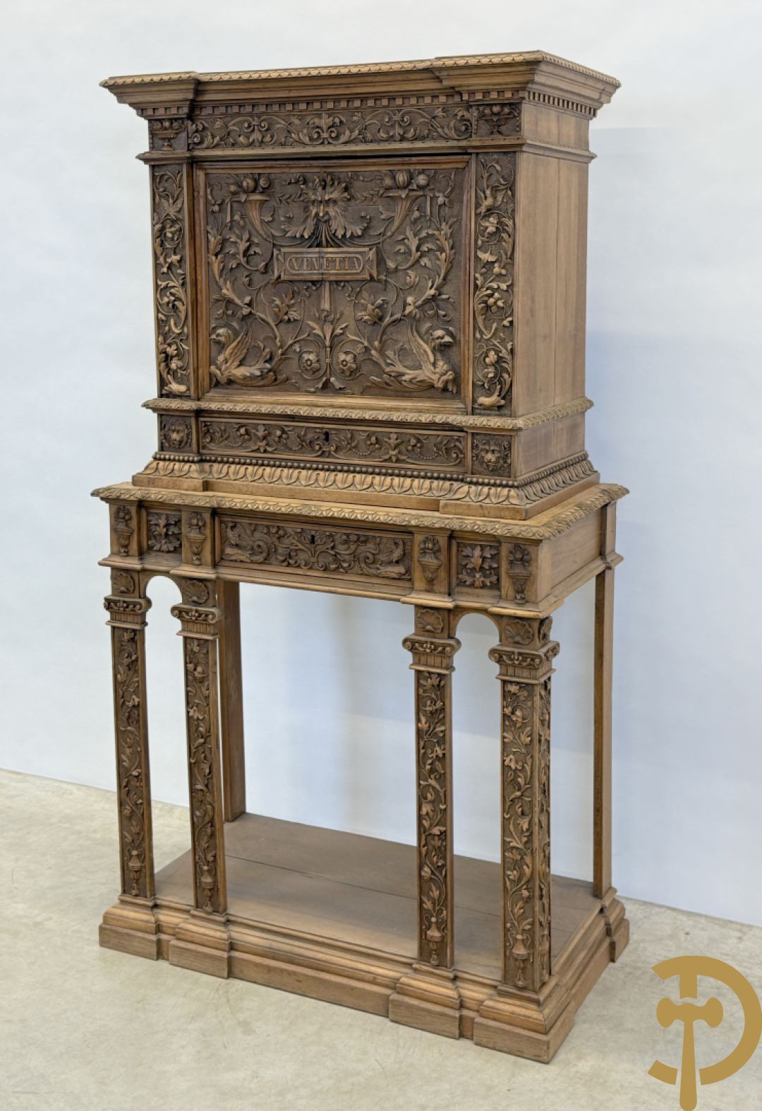 Italiaanse handgesculpteerde Neo Renaissance credance, bovenaan met klep en onderaan met lade - sculptuur van dieren en accanthusranken, gemerkt Venetia