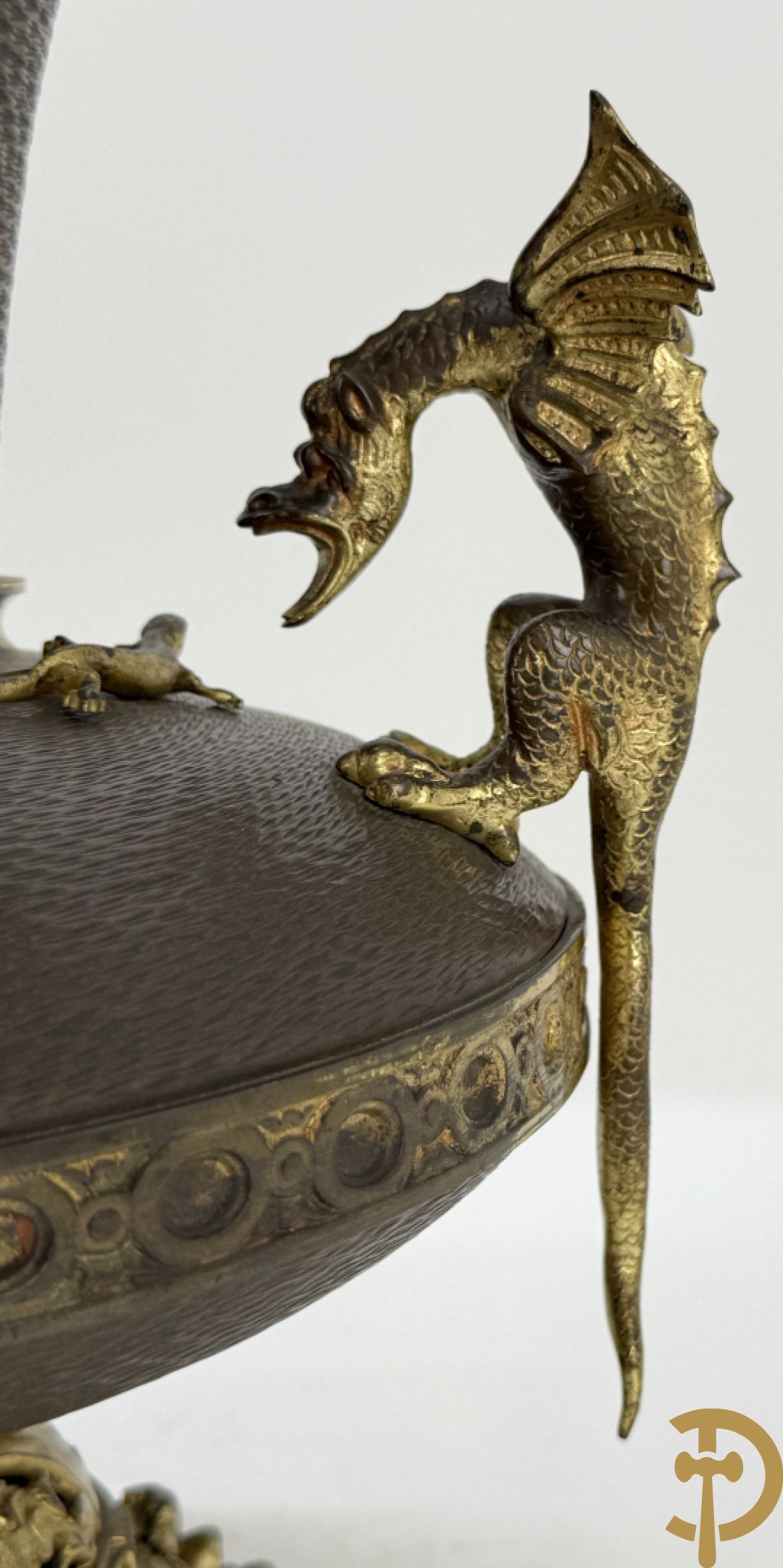 Koperen siervaas met bronzen ornamenten van hagedissen en draken
