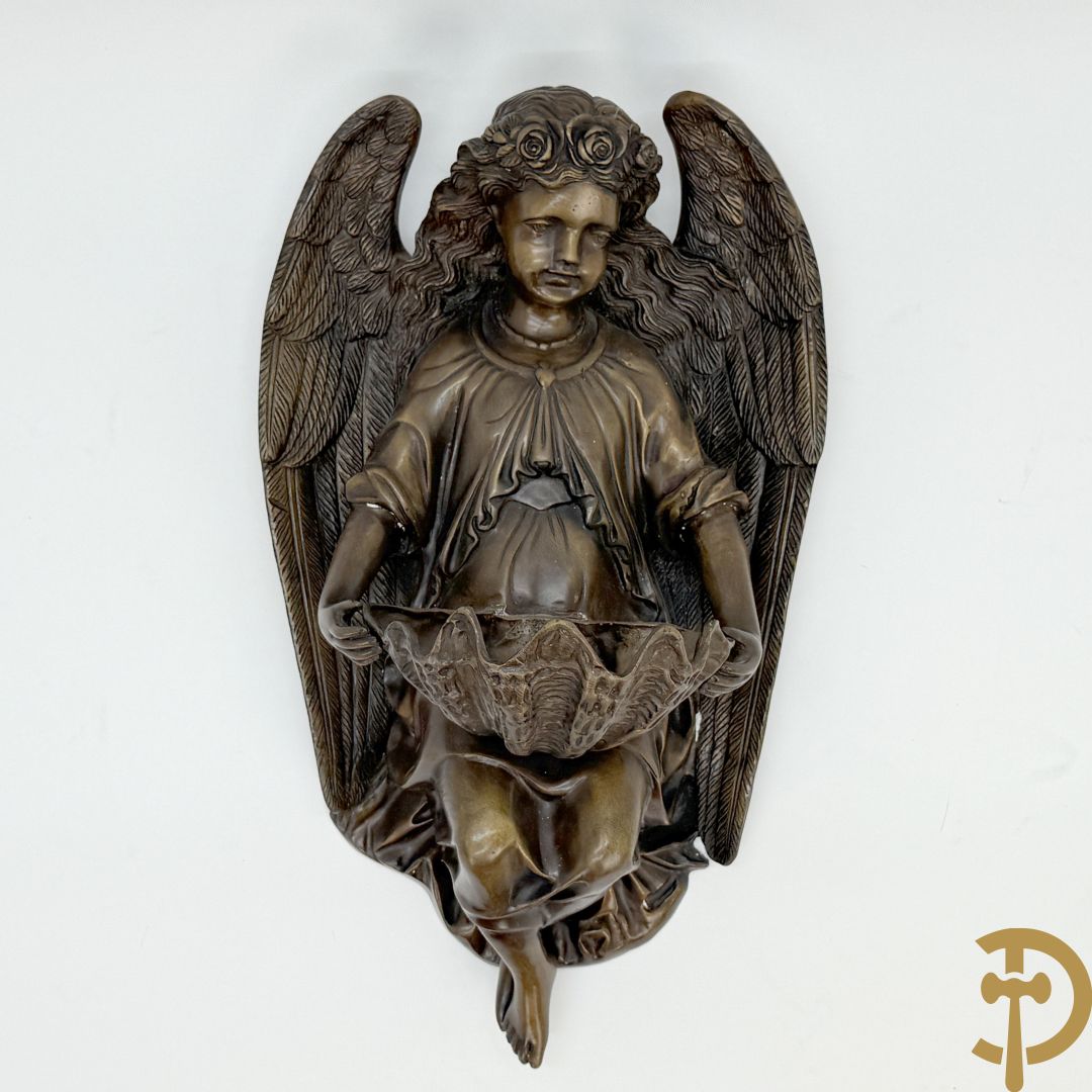 Bronzen wijwatervat van een engel dragende een rocailleschelp