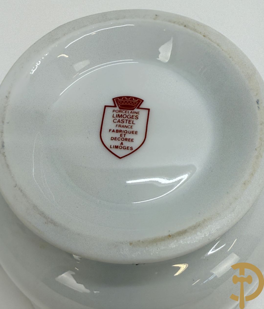 Mooi lot Limoges porselein bestaande uit grote en kleine Medici vaas met bloemendecor, 3 cache pots, bord, 2 coupes, Tas en schoteltje (9 stuks in totaal)