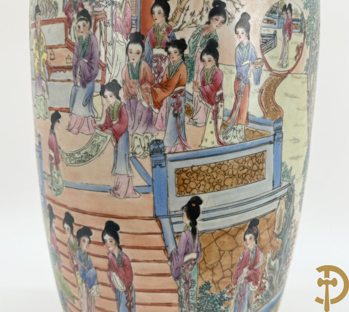 Chinese porseleinen vaas met geanimeerd decor van dames in tempels en landschap - omgebouwd als lampadaire