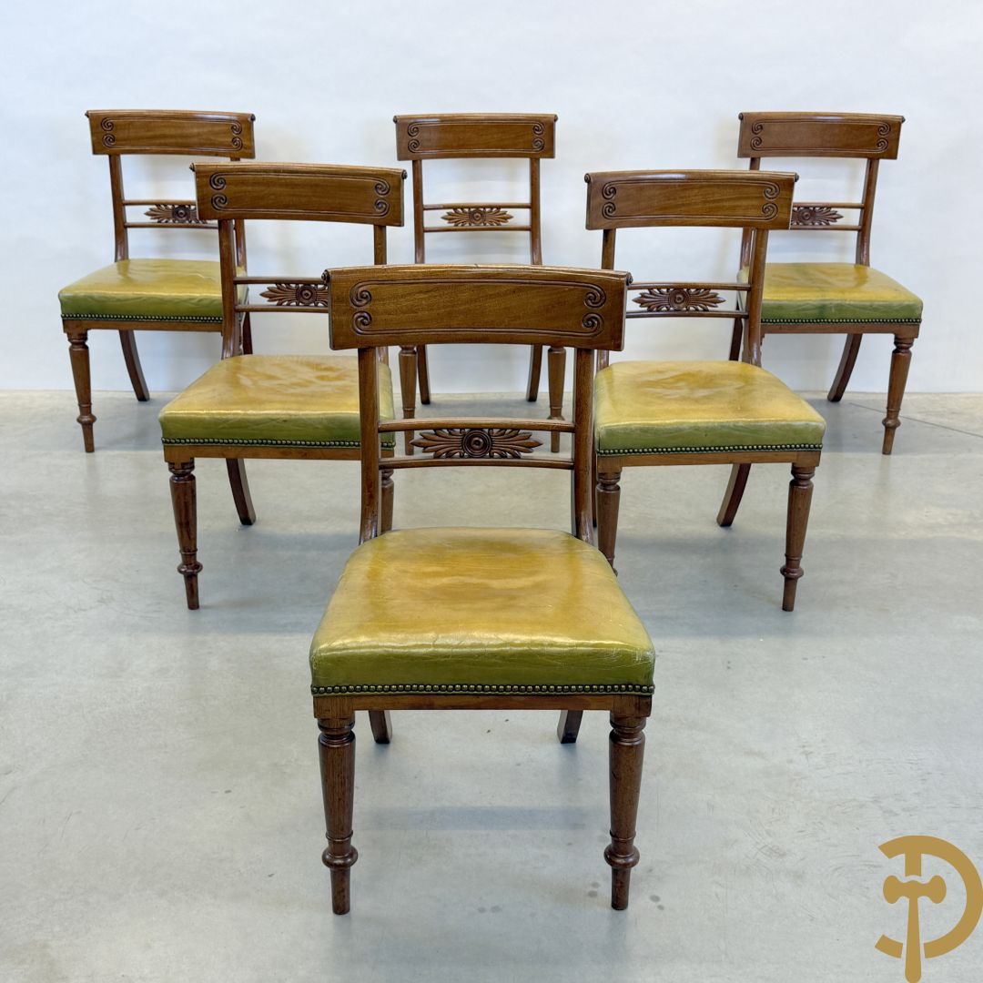 Set van 6 Engelse gondelvormige notelaren stoelen met lederen zitting
