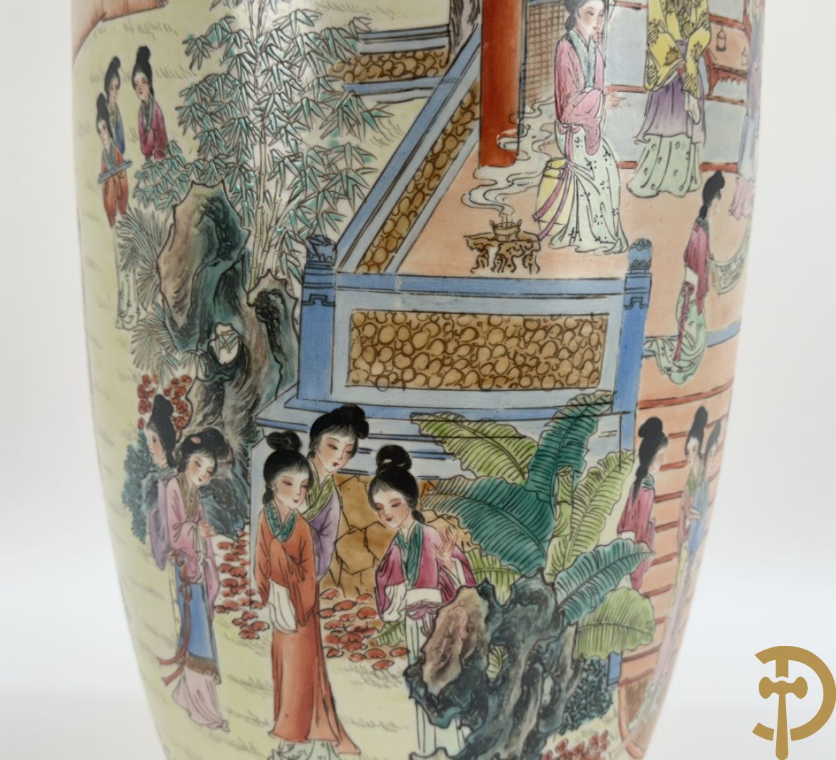 Chinese porseleinen vaas met geanimeerd decor van dames in tempels en landschap - omgebouwd als lampadaire