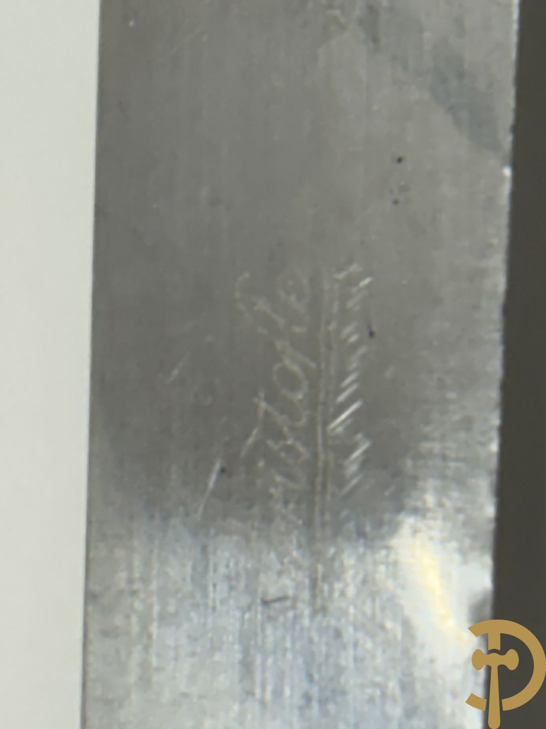 Verzilverd Louis XV bestek Christofle bestaande uit 12 kreeftvorken, 12 vismessen, 12 ijslepels, 3 vorken, 3 lepels, 3 dessertlepels en 3 koffielepels + 8 verzilverde Louis Philippe lepels, 6 verzilverde Louis Philippe vorken + 2 verzilverde vorken + verzilverd mes