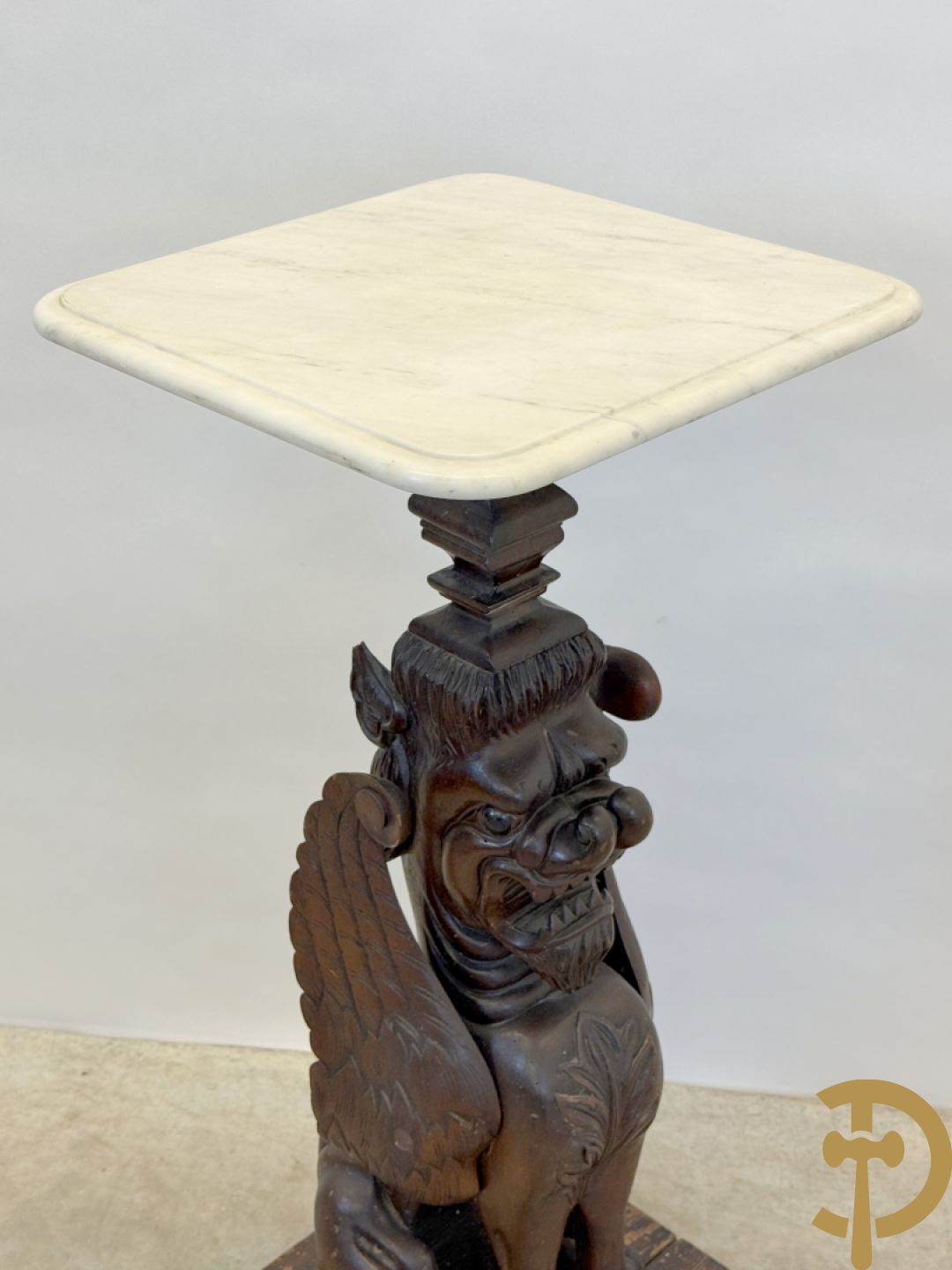 Houtgesculpteerde sokkel in de vorm van een handgesculpteerde fo hond bezet met marmeren plateau
