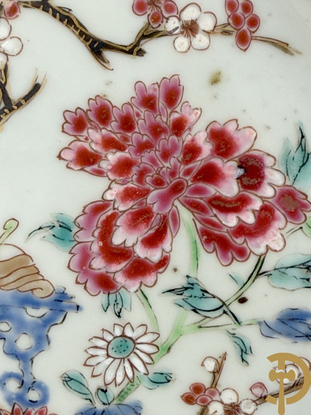Chinese porseleinen ballustervormige vaas, King Long  + 2 porseleinen bordjes met bloemendecor + 2 bordjes met vazen- en bloemendecor + kopje en schoteltje Imari + dekselpotiche met vogel en bloemendecor
