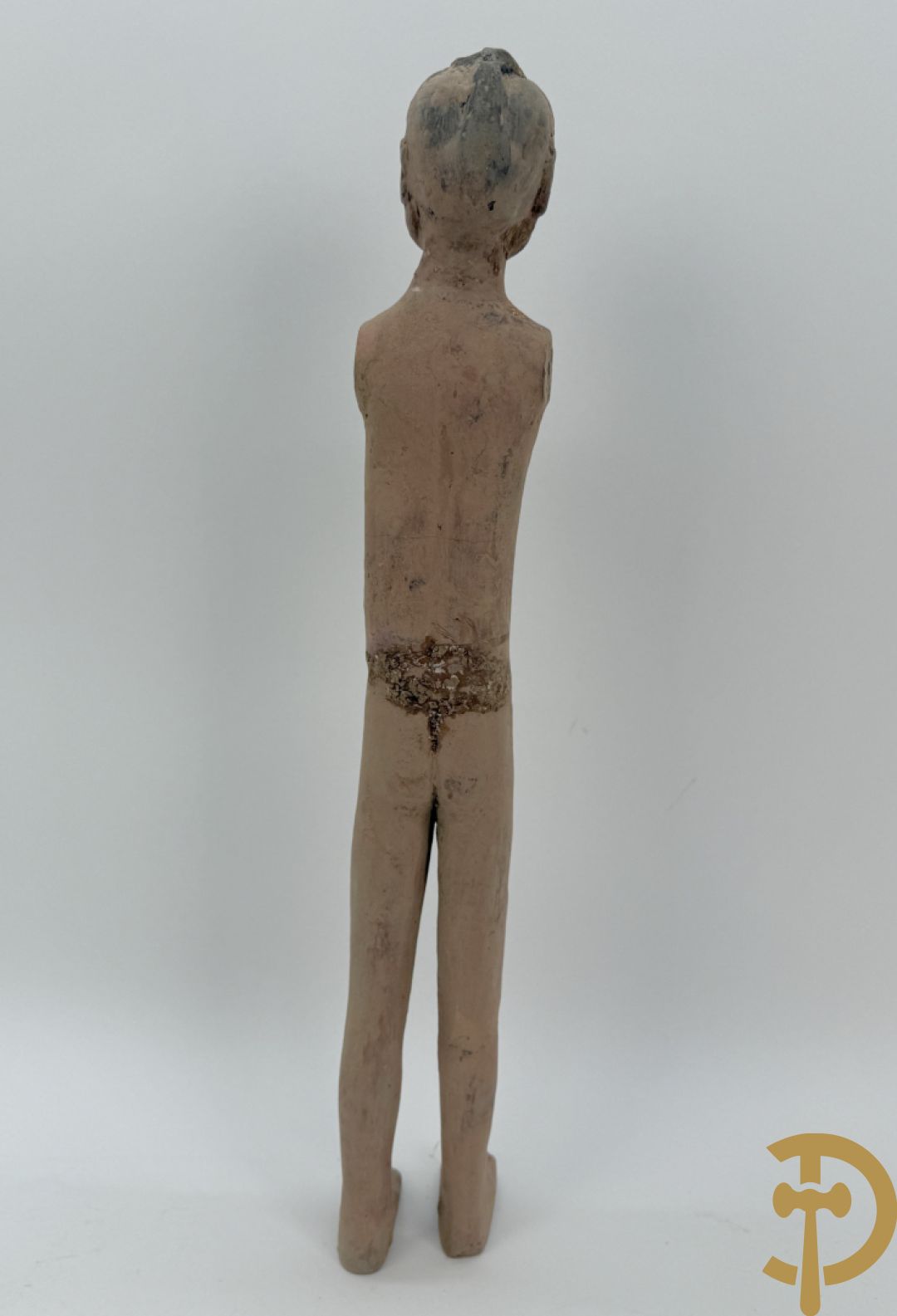 Terra cotta figuur van een Chinese staande man, Han dynastie, tussen 202 voor Christus en 240 na Christus, grafvondst uit Xian bij aanleg van de luchthaven