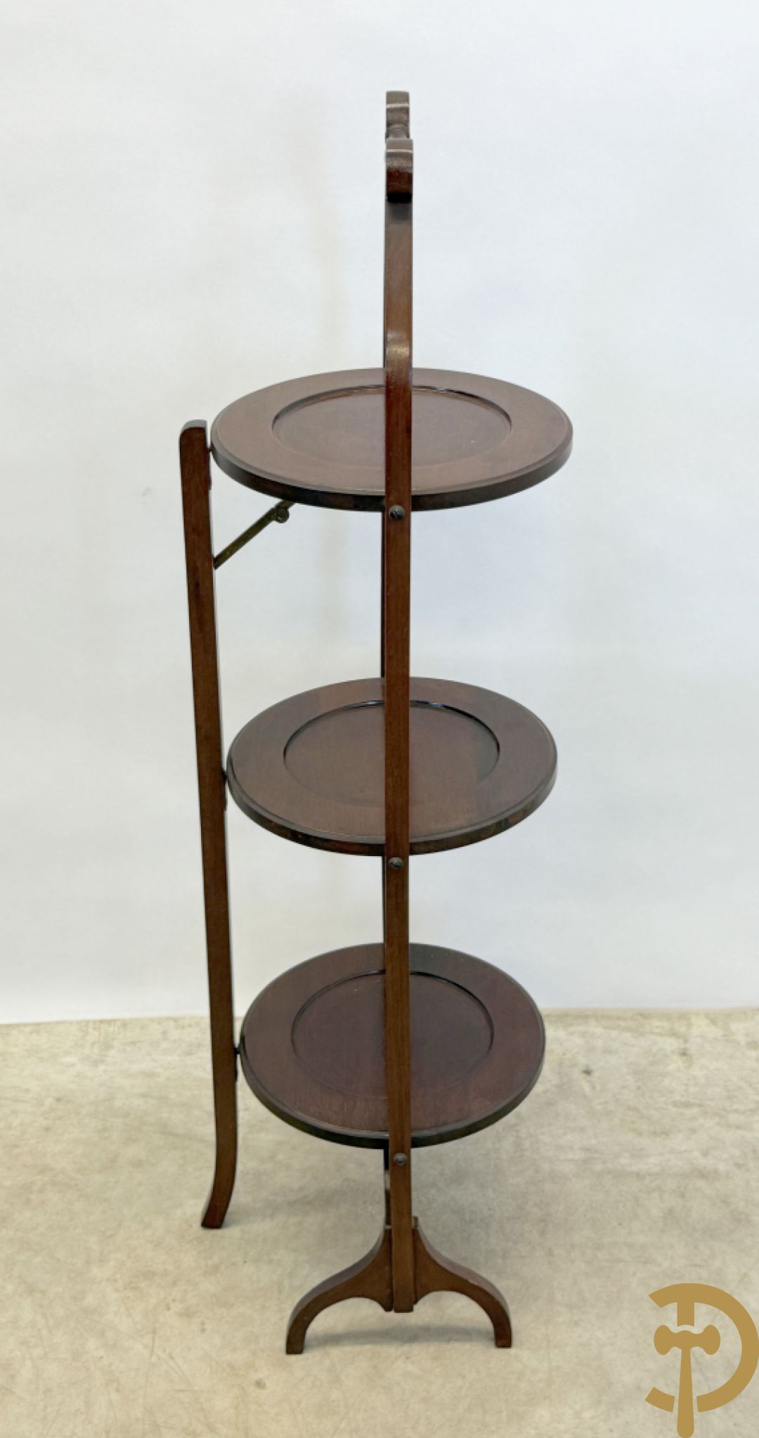 Paar Engelse notelaren bijzettafels + notelaren cakestand + notelaren salontafel met leder bekleed