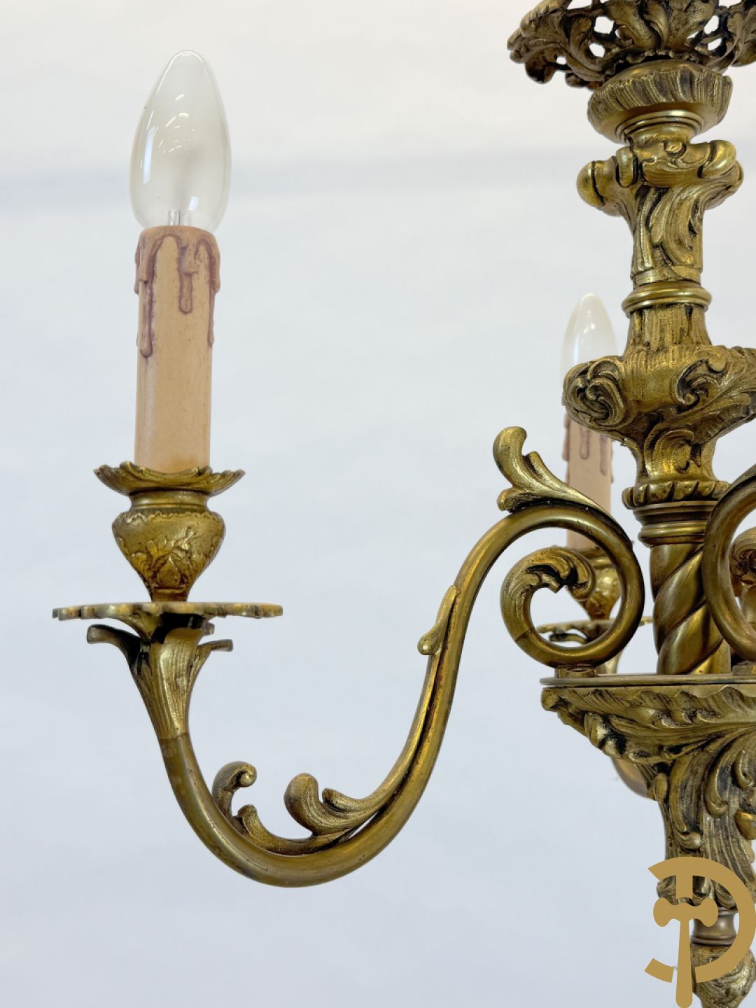 Bronzen drie armige luchter met accanthusranken, Louis XV stijl