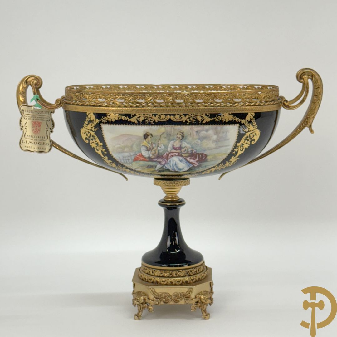 Coupe in kobaltblauw porselein met romantische geanimeerde scène, Rons E. getekend, Limoges France