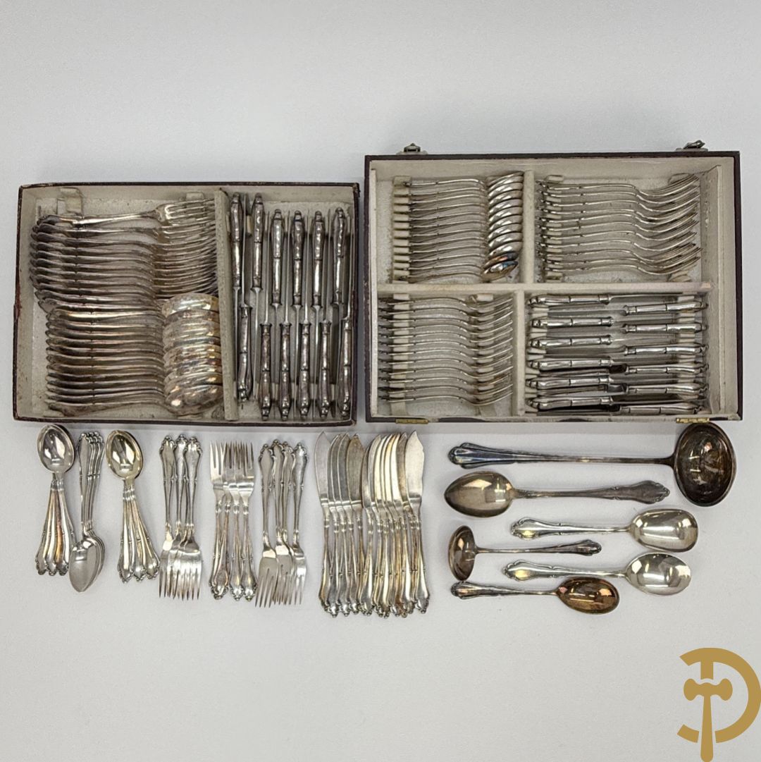 Verzilverd Louis XV bestek bestaande uit 12 lepels, 11 vorken, 12 messen, 12 dessertlepels, 11 dessertvorken, 12 dessertmessen, 12 koffielepels, 12 kleine vorken, 12 visvorken, 12 vismessen en 6 losse stukken