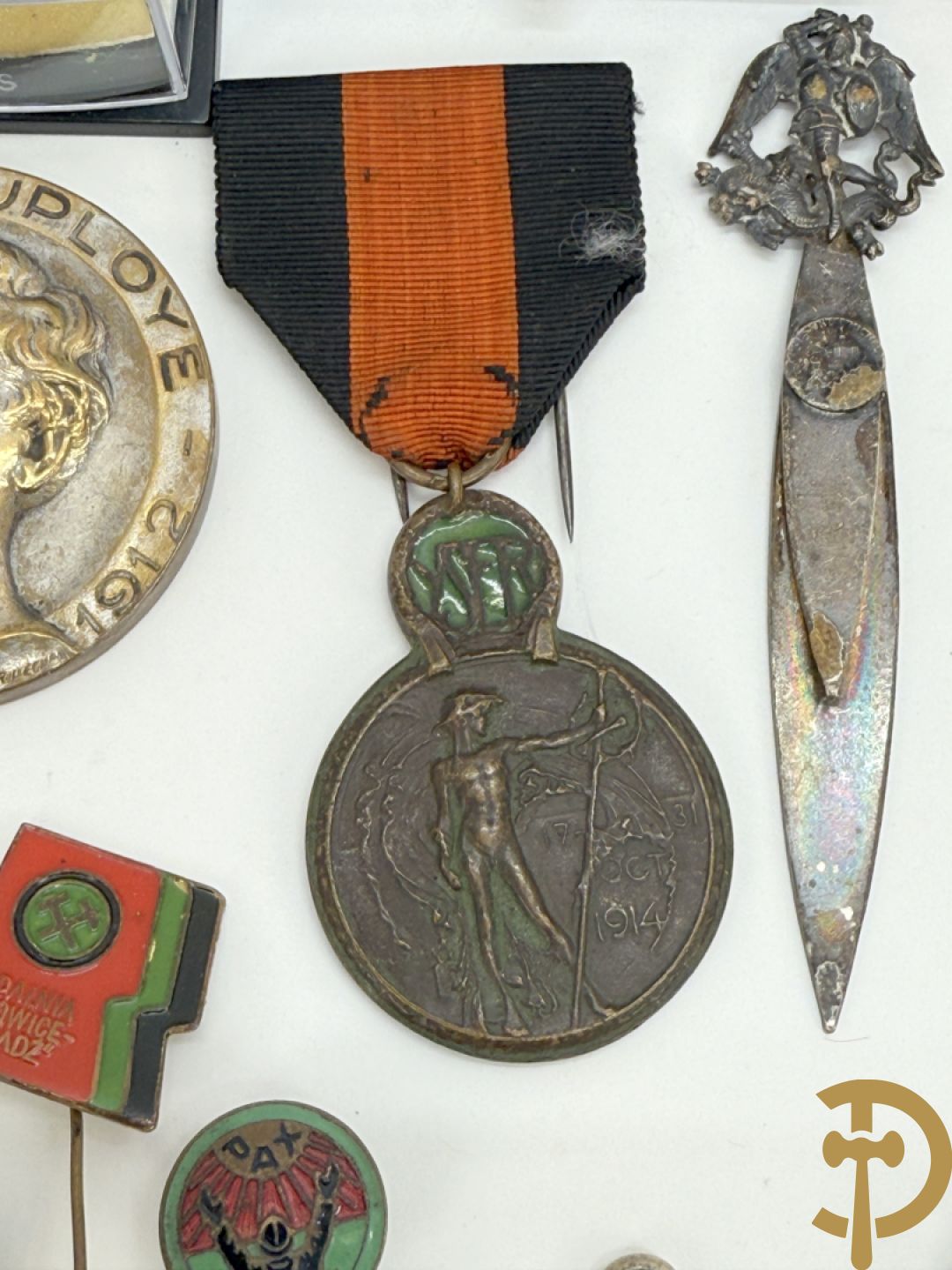 Lot insignes en medailles
