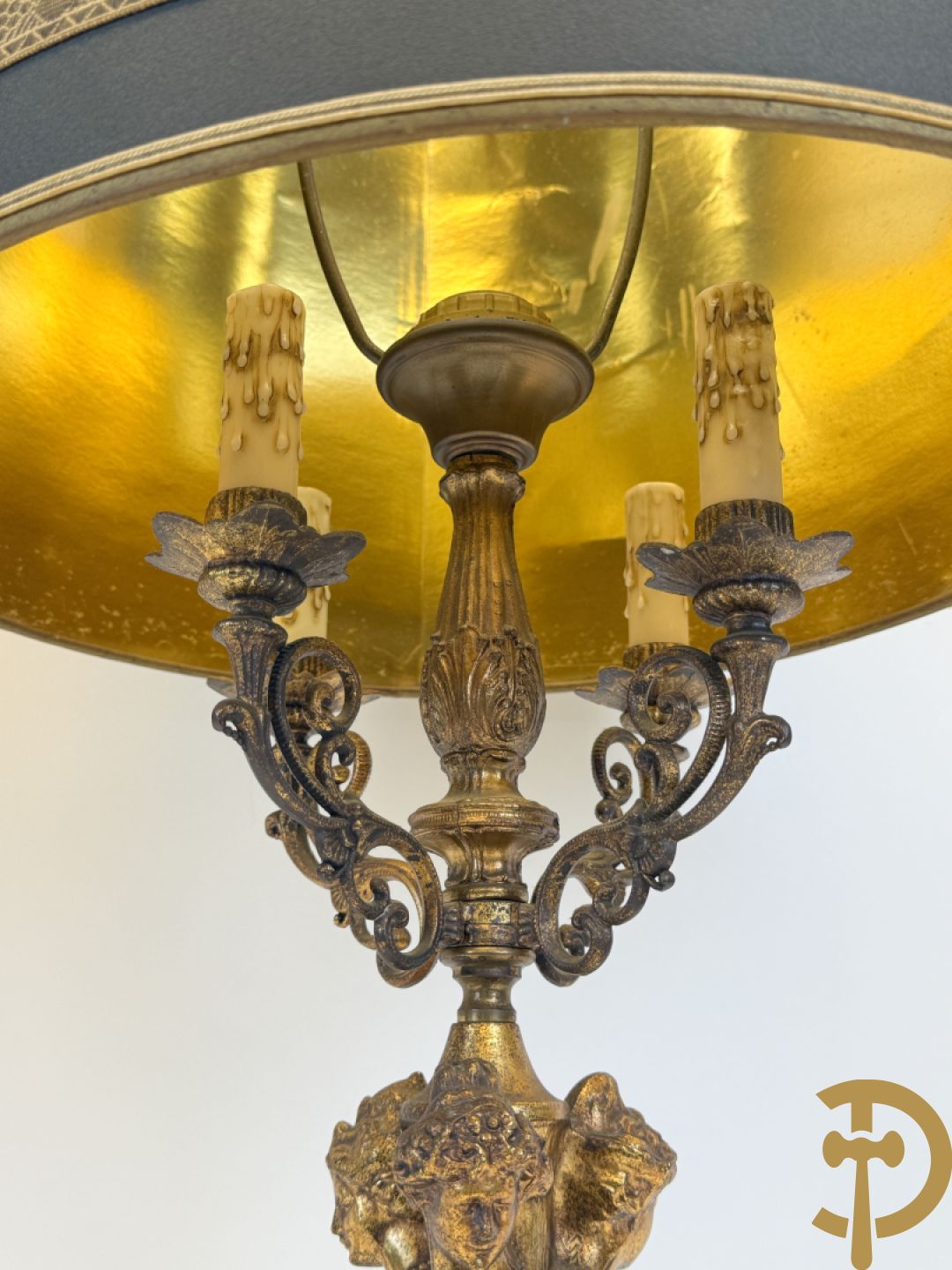 Paar vintage lampadaires met 3 karyathiden, bovenaan met 4 kaarsen en een lichtpunt, Deknudt