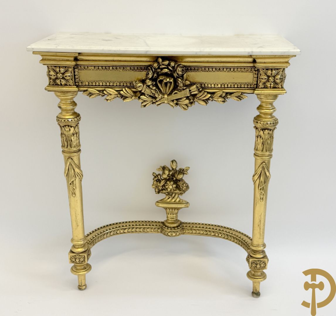 Vergulde console met Louis XVI motieven en amfoor  + vergulde spiegel met Louis XVI motieven