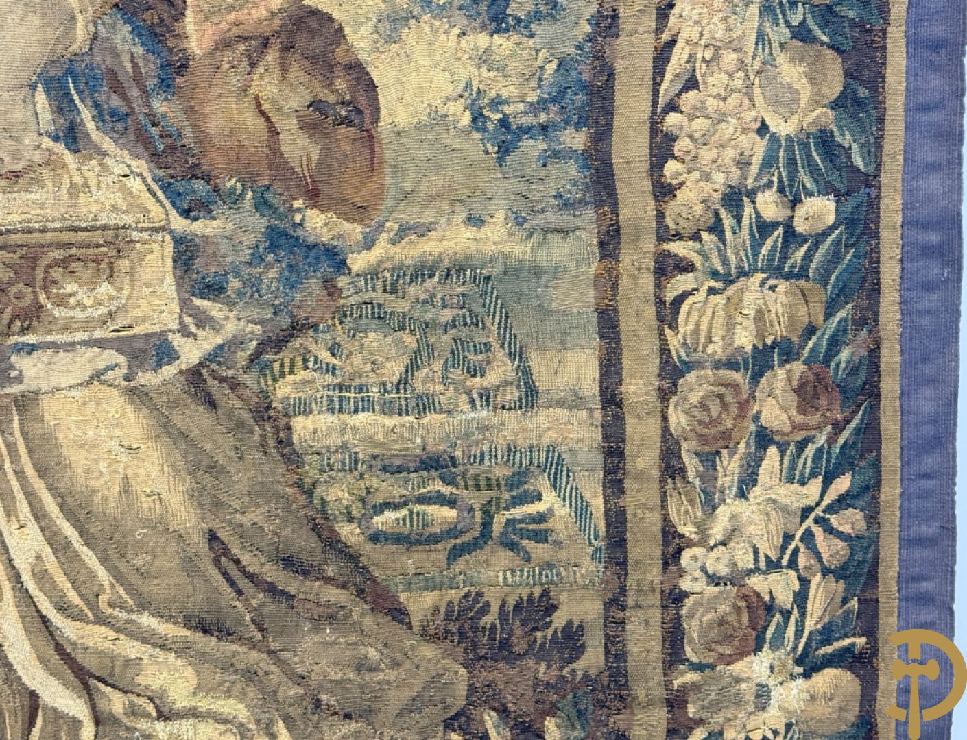 Fragment van wandtapijt met geanimeerde mythologische scène, omgeven door florale omranding, 18e