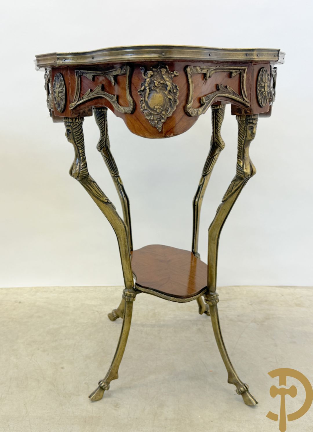 Paar mahoniehouten bijzettafels, Louis XV stijl, met bronzen ornamenten en bronzen bokkepoten - Replica