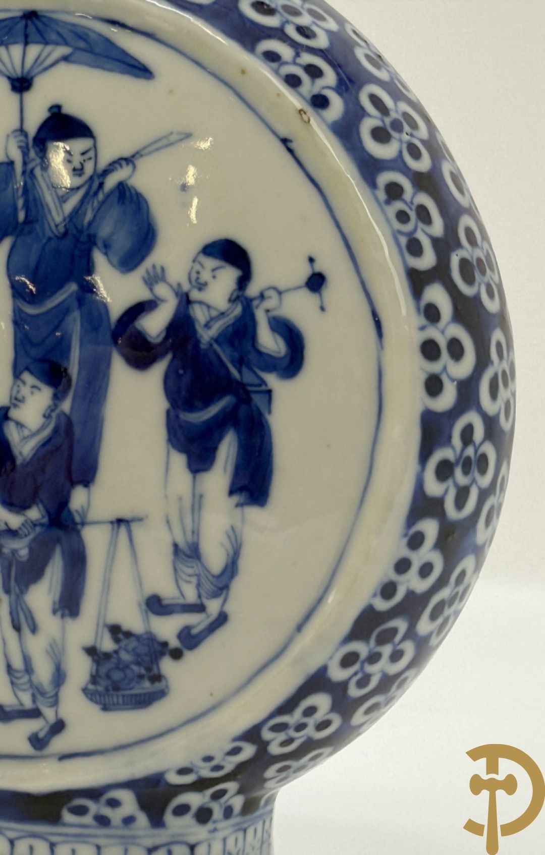 Chinese porseleinen maanvaas met geanimeerd decor