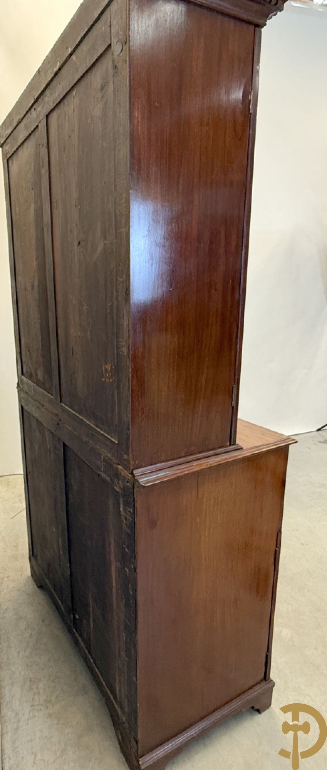 Engelse mahoniehouten secretaire met vitrine bovenaan, 19e