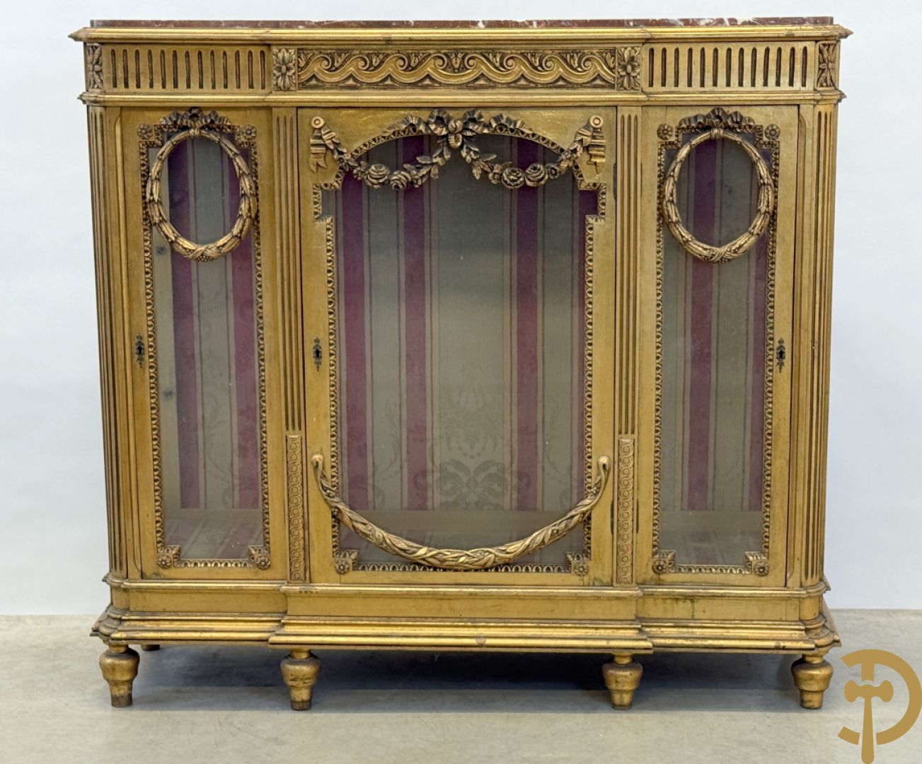 Vergulde Louis XVI vitrine met 3 deuren, cannelures en guirlandes - bovenaan met marmeren blad