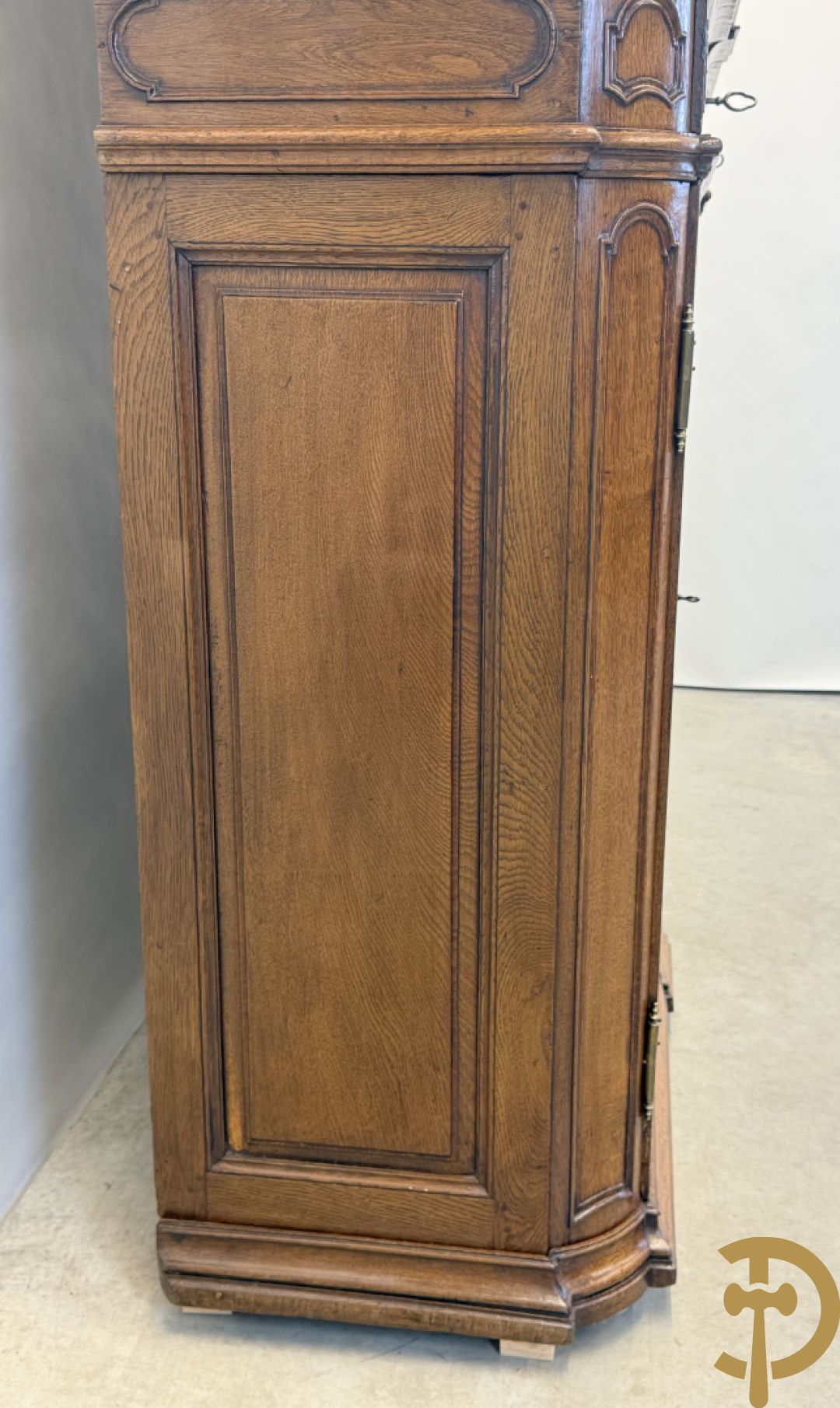 Massief eiken Luikse vitrinekast, boven met 2 beglaasde deuren en gebogen kop, Louis XV stijl, 18e