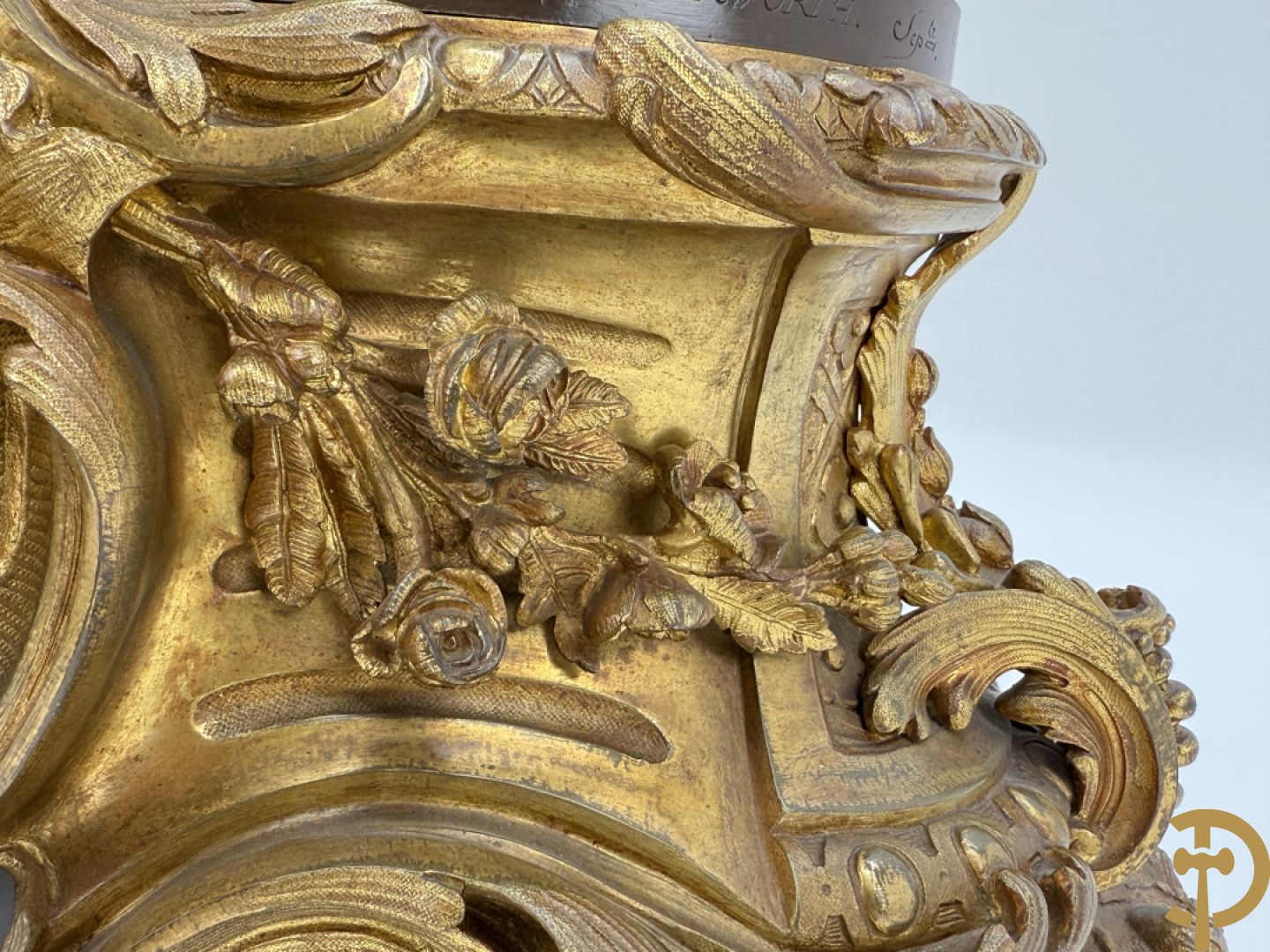 Driedelige bronzen garnituur bestaande uit middenstuk met bronzen vuurvergulde klok, Daubrée gemerkt à Nancy, bovenaan bekroond met Cleopatra met drinkbeker - getekend van Cumberworth sculpteur - geflankeerd door paar cupido
