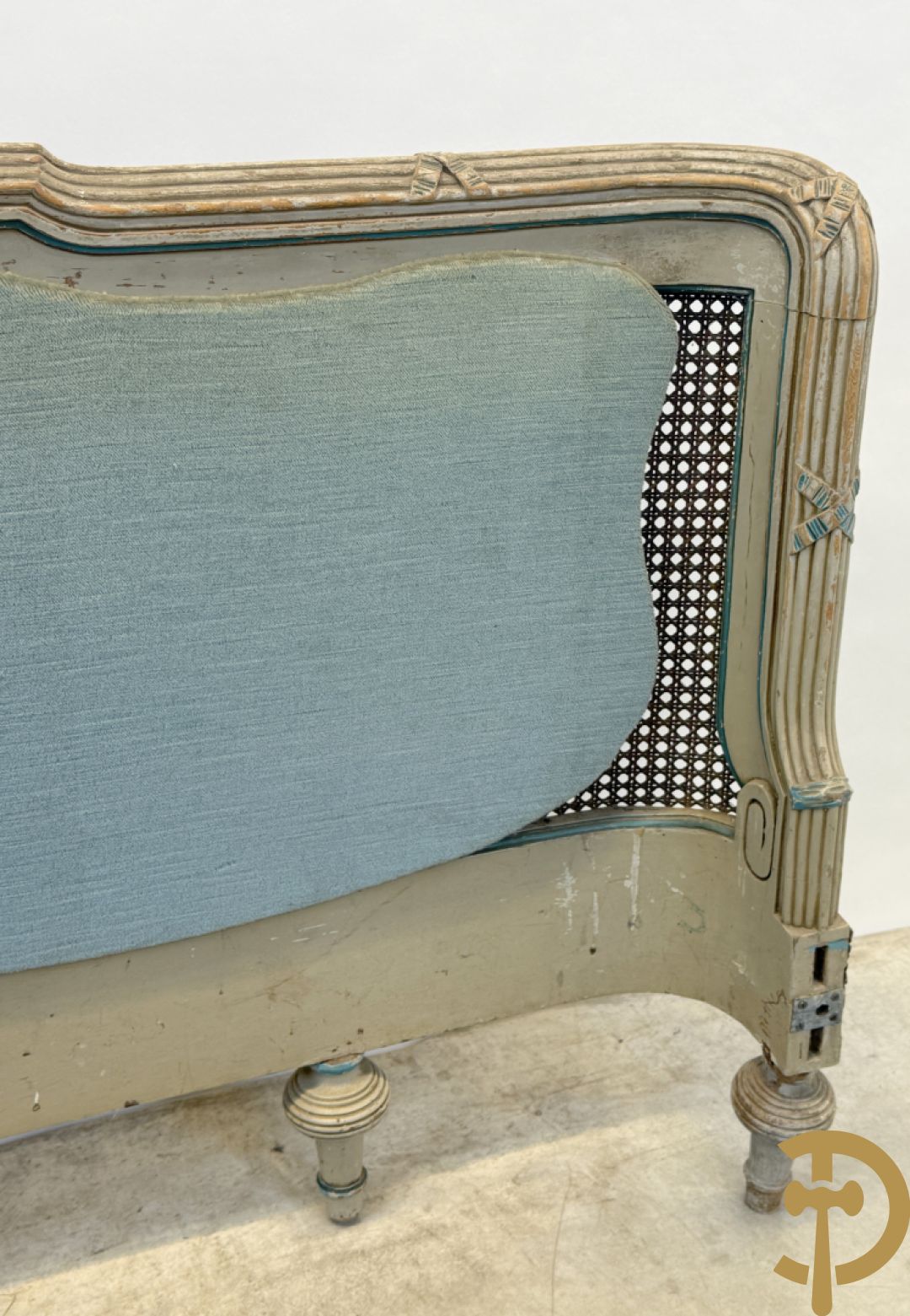 Gepatineerd Louis XVI bed met cannage en guirlandes + 2 muurconsoles met cannage en marmeren blad