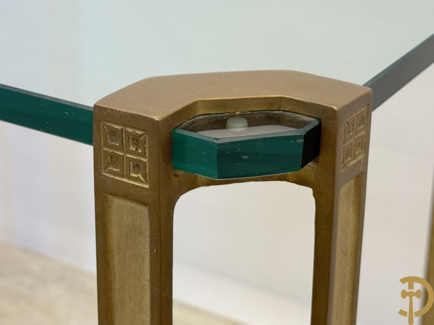 Design bijzettafel met glazen blad op 4 koperen poten