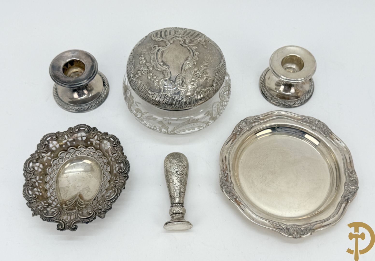 Massief zilveren schaaltje met Louis XV motieven, Delheid + bonbonnière met zilveren deksel + massief zilveren geajoureerd schaaltje + lakzegel met bewerkt handvat