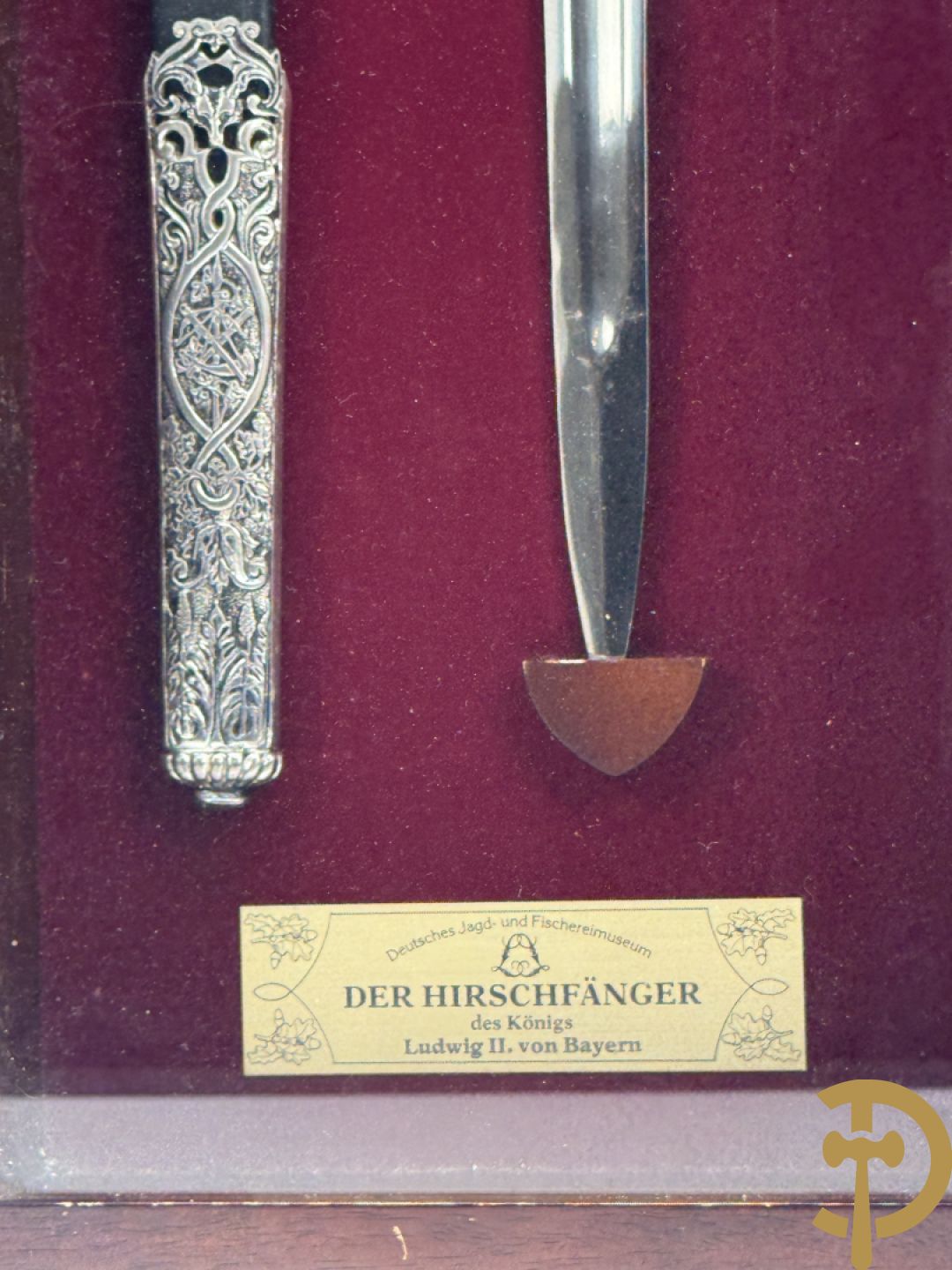 Der Hirschfänger, replica zwaard uitgegeven door Deutches Jagd und Fischereimuseum in een wandvitrine voorgesteld