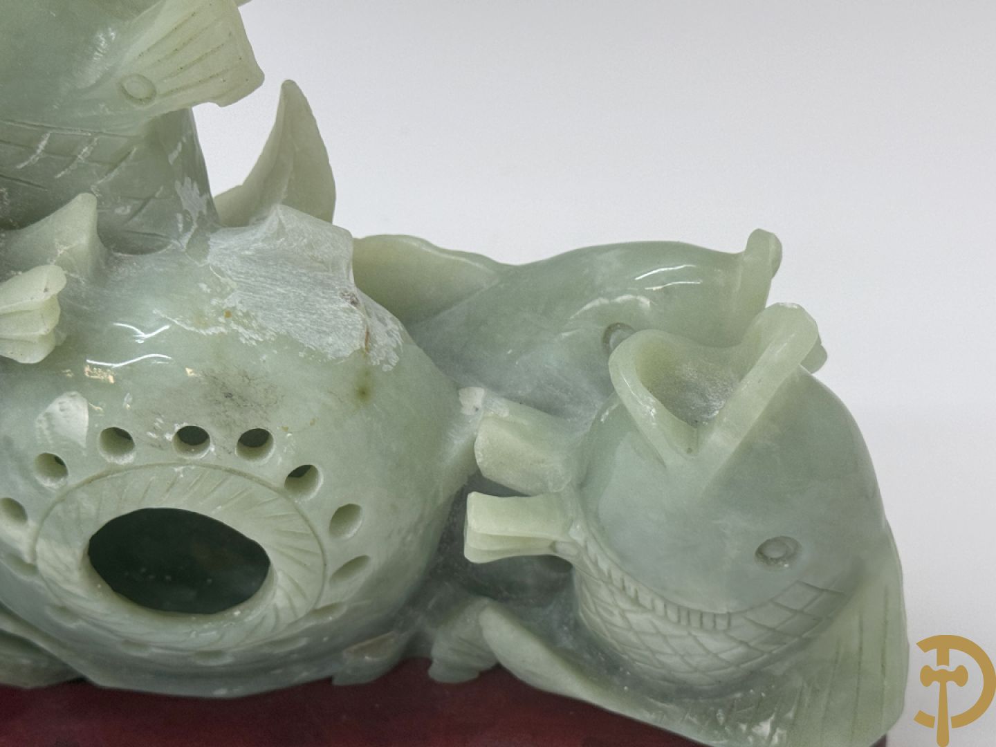 Sculptuur van vissen in jadeiet op houten sokkel