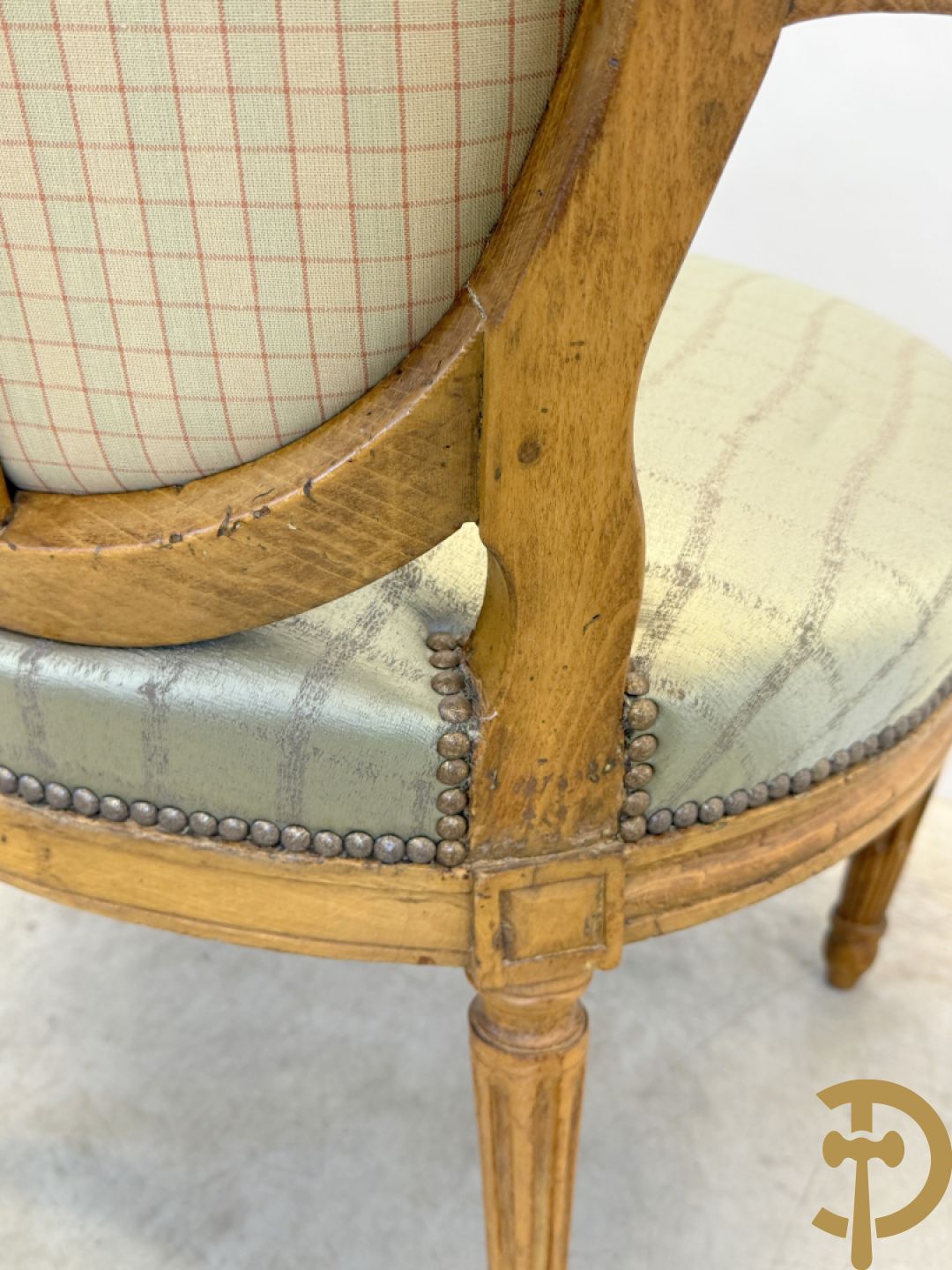Paar Louis XVI stijl armzetels met ovale medaillon - op gecanneleerde poten