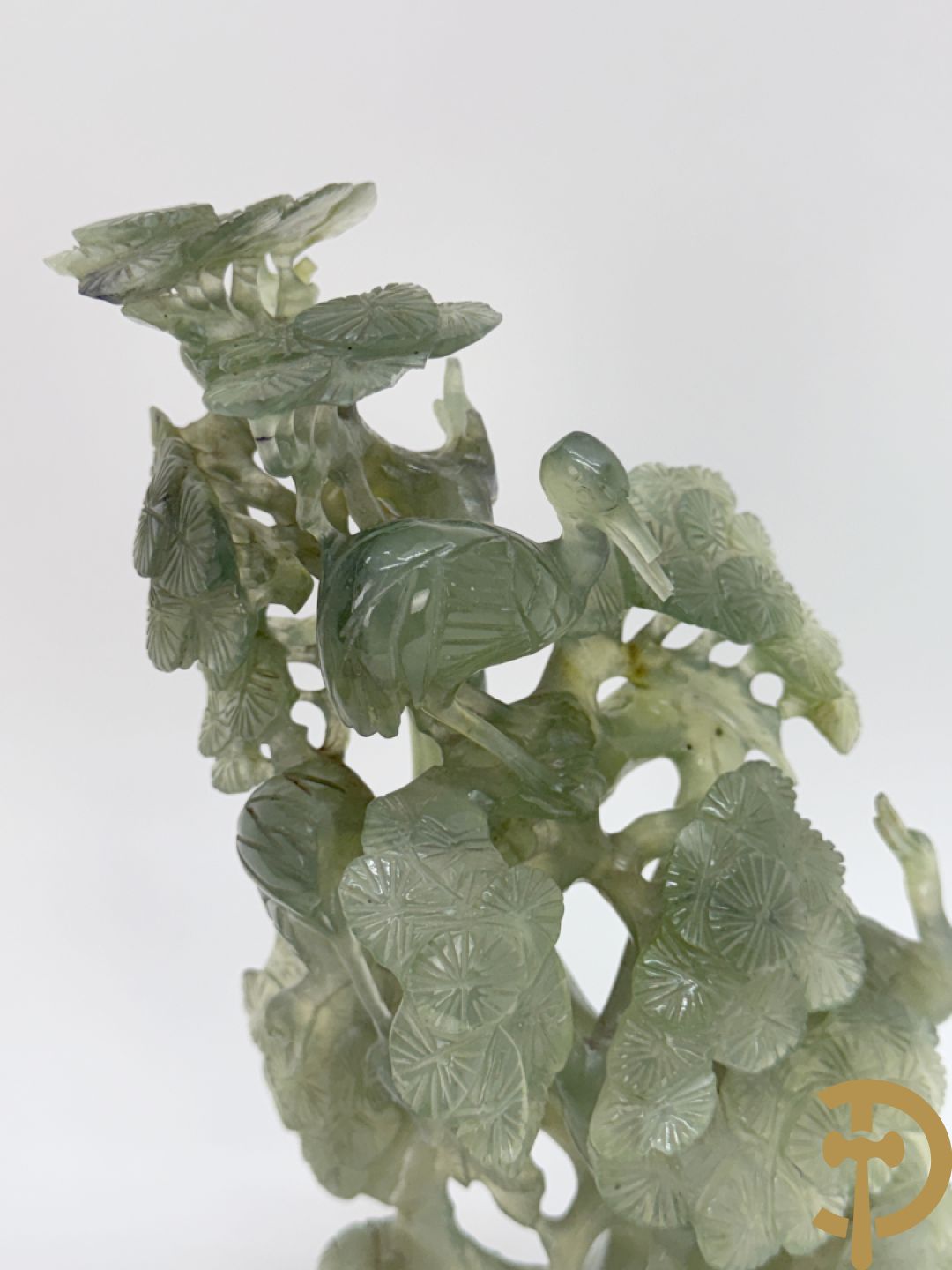 Jadeiet sculptuur van boom met vogels + koppel vogels op bloemen in jadeiet + 2 vogels op tak in jadeiet