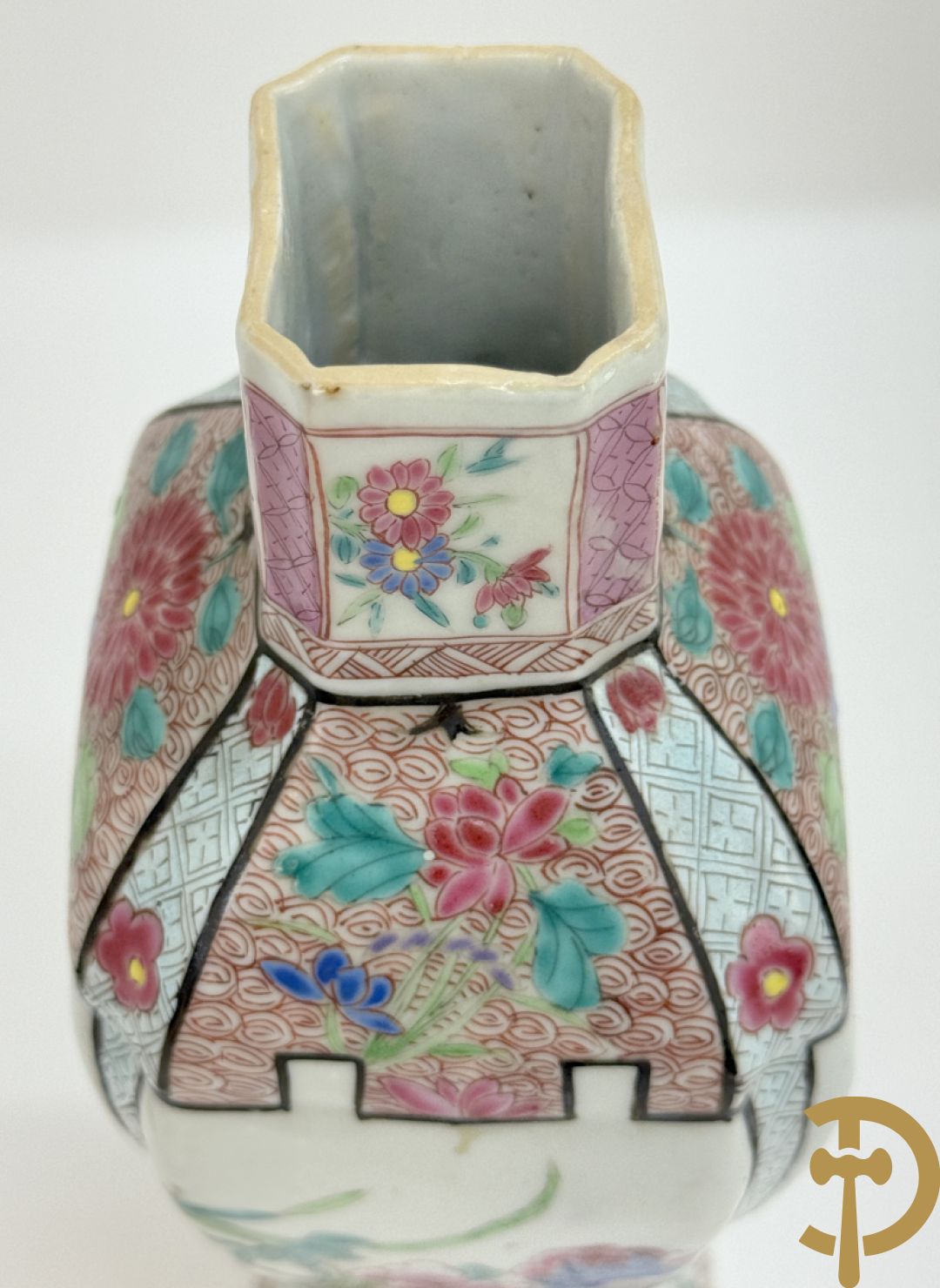 Chinese porseleinen ballustervormige vaas, King Long  + 2 porseleinen bordjes met bloemendecor + 2 bordjes met vazen- en bloemendecor + kopje en schoteltje Imari + dekselpotiche met vogel en bloemendecor