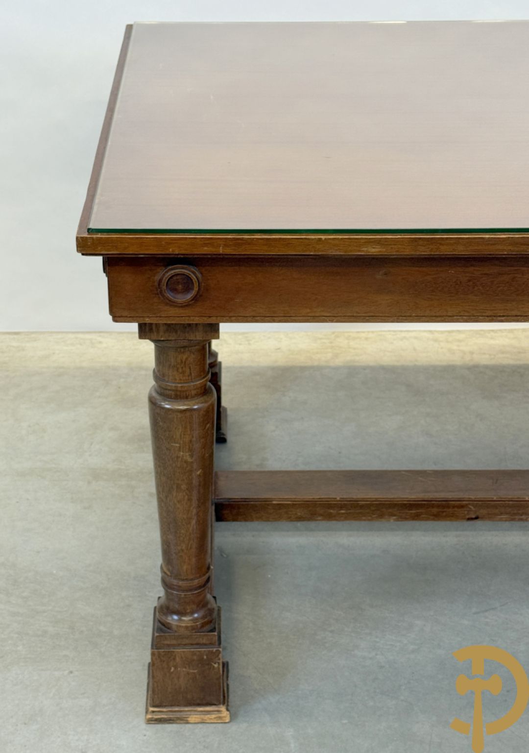 Notelaren tafel met glazen blad op vier ballustervormige poten - bezet met bollen op de zijkant