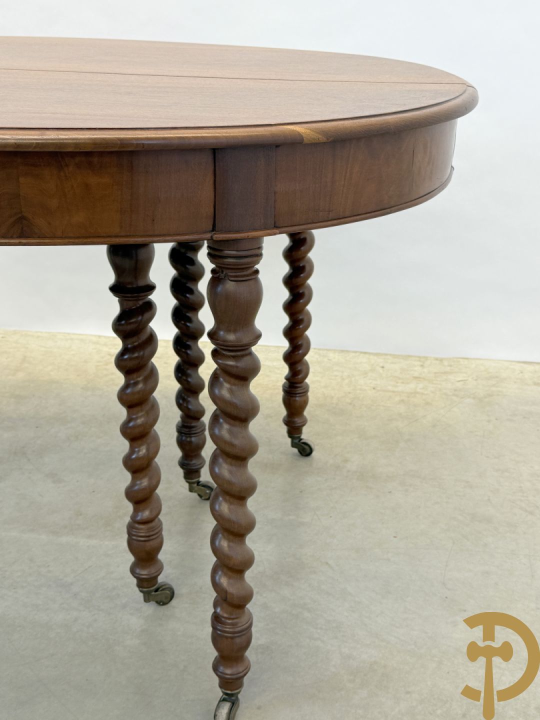 Massieve mahoniehouten Charles X tafel op 8 getorste en gespiegelde poten, midden 19e