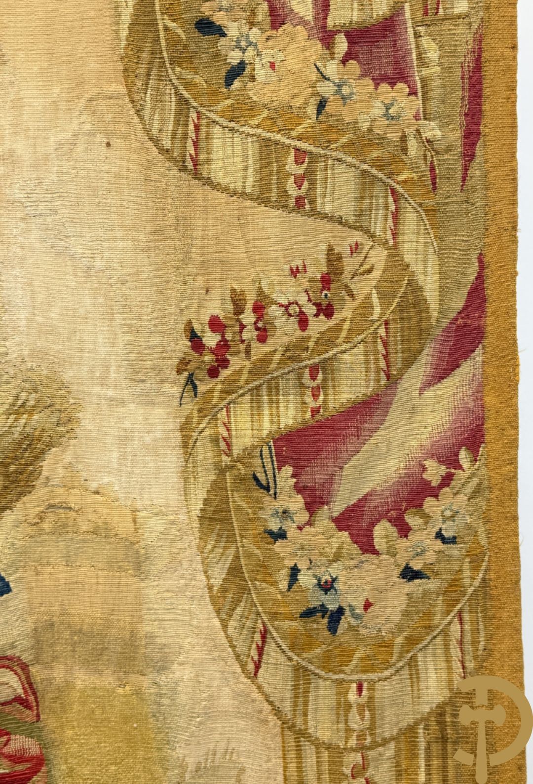 Handgeweven wandtapijt met centraal decor van dames in landschap met de oogst omgeven door bloemenguirlandes