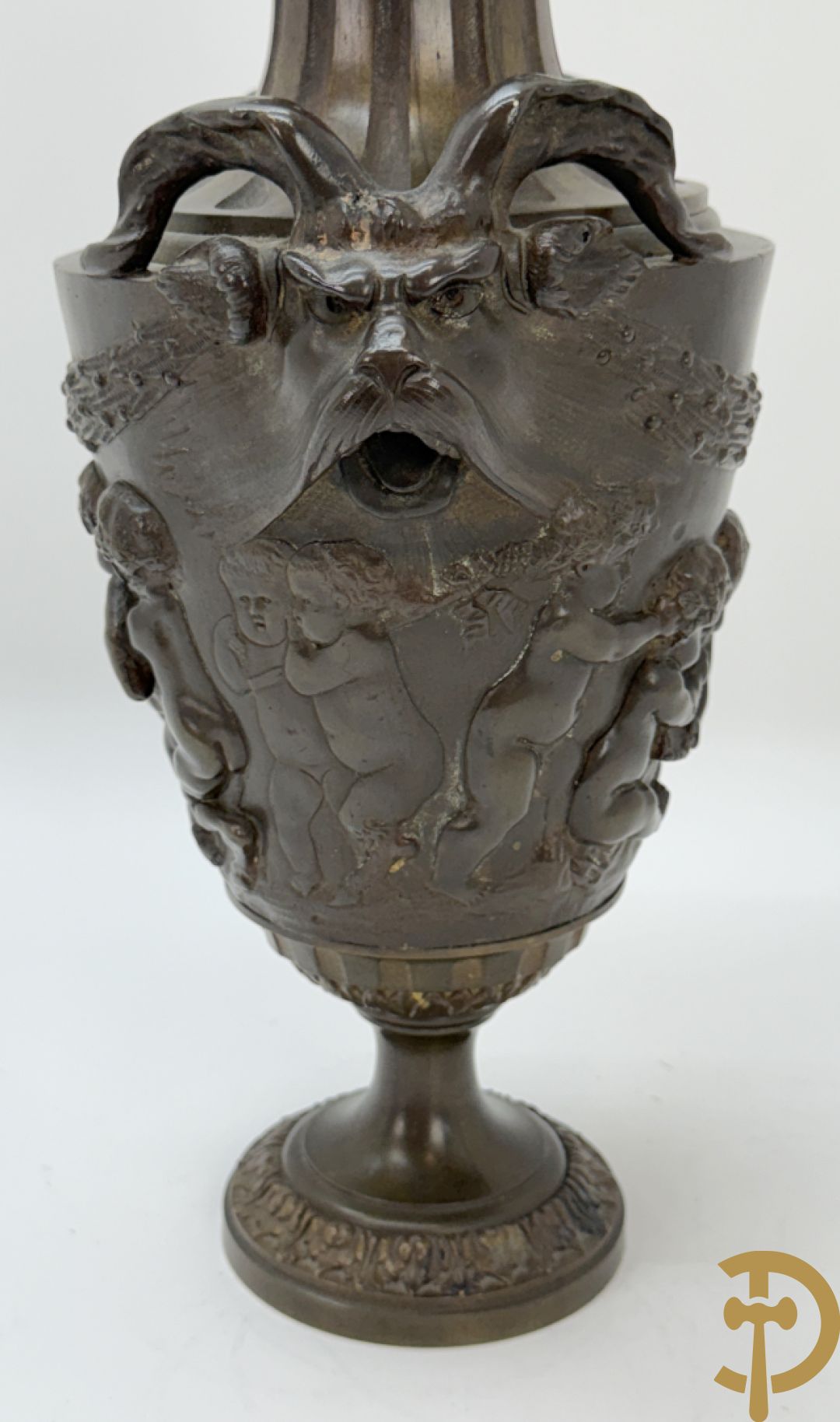 Bronzen cassolette met basrelief van cupido