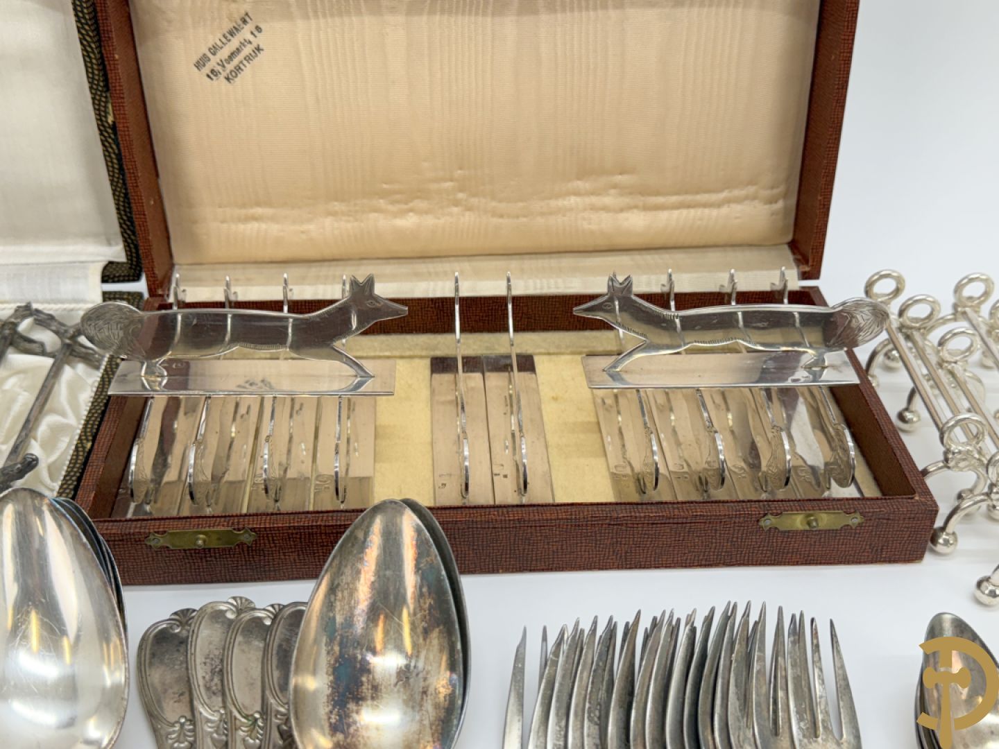 Verzilverd bestek Louis Philippe bestaande uit lepels, vorken, koffielepels en vorken + 3 sets porte couverts van o.a. Vossen