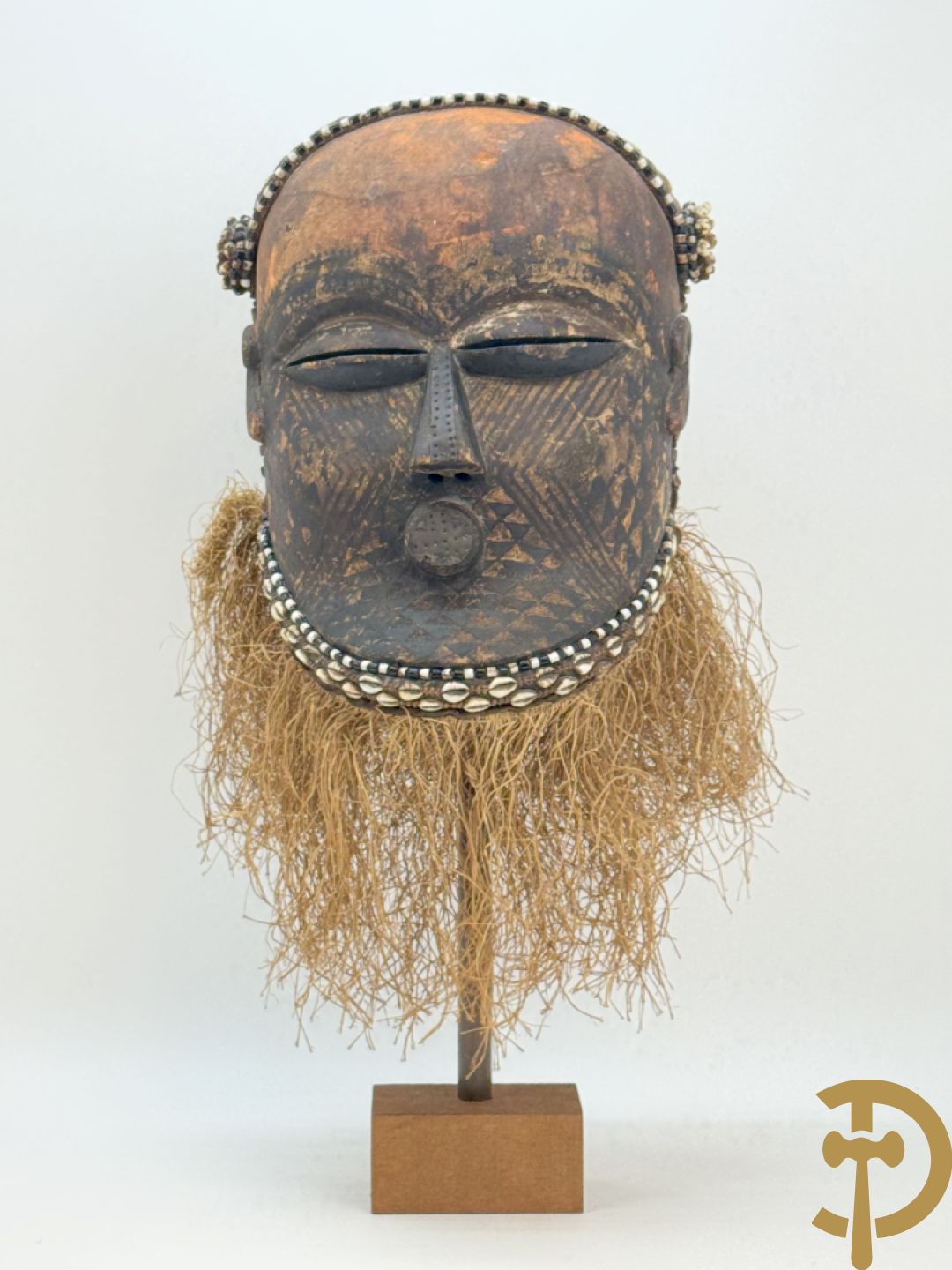 Afrikaans masker met symbolische beschildering, kralen en raffia