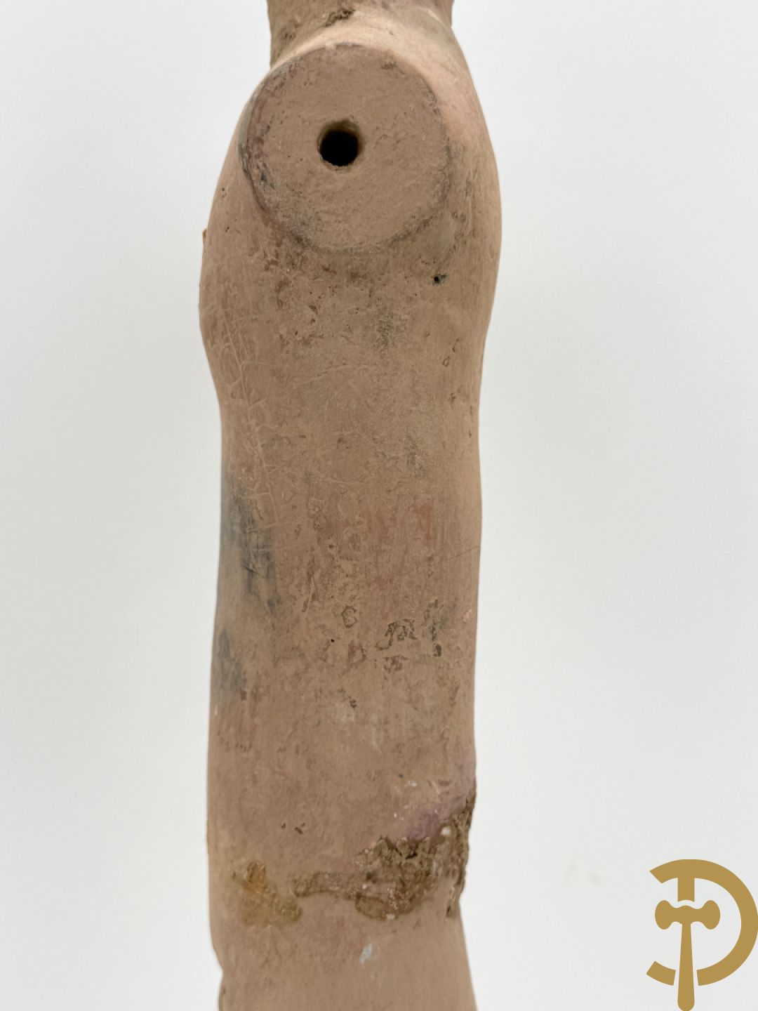 Terra cotta figuur van een Chinese staande man, Han dynastie, tussen 202 voor Christus en 240 na Christus, grafvondst uit Xian bij aanleg van de luchthaven