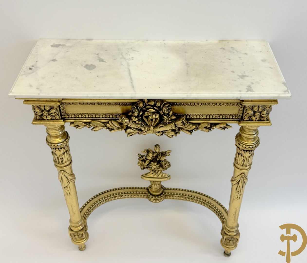 Vergulde console met Louis XVI motieven en amfoor  + vergulde spiegel met Louis XVI motieven