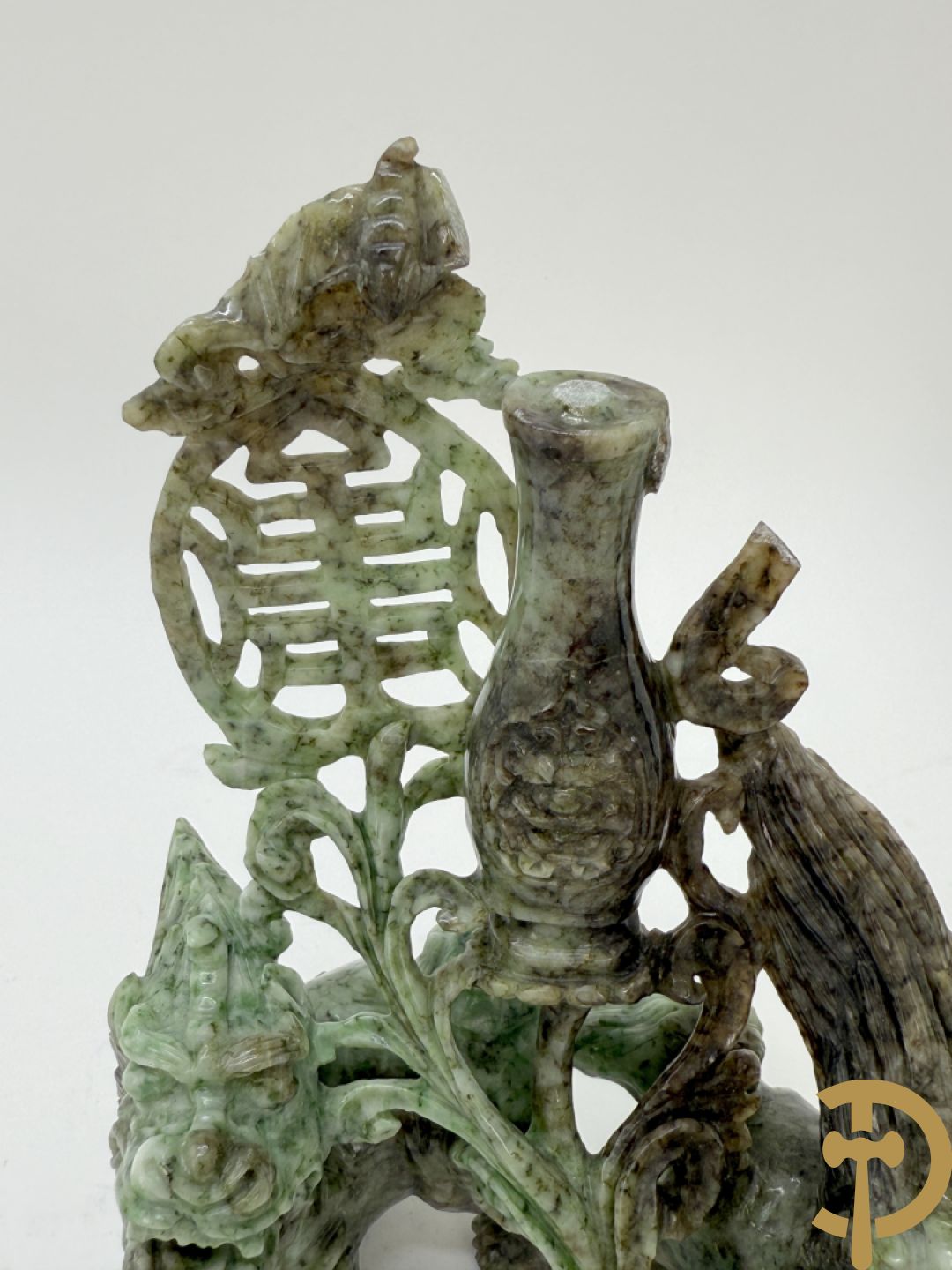 Sculptuur in speksteen van natuurtafereel met vogels en pioenrozen + speksteen sculptuur tafereel van 2 fo honden en vaas