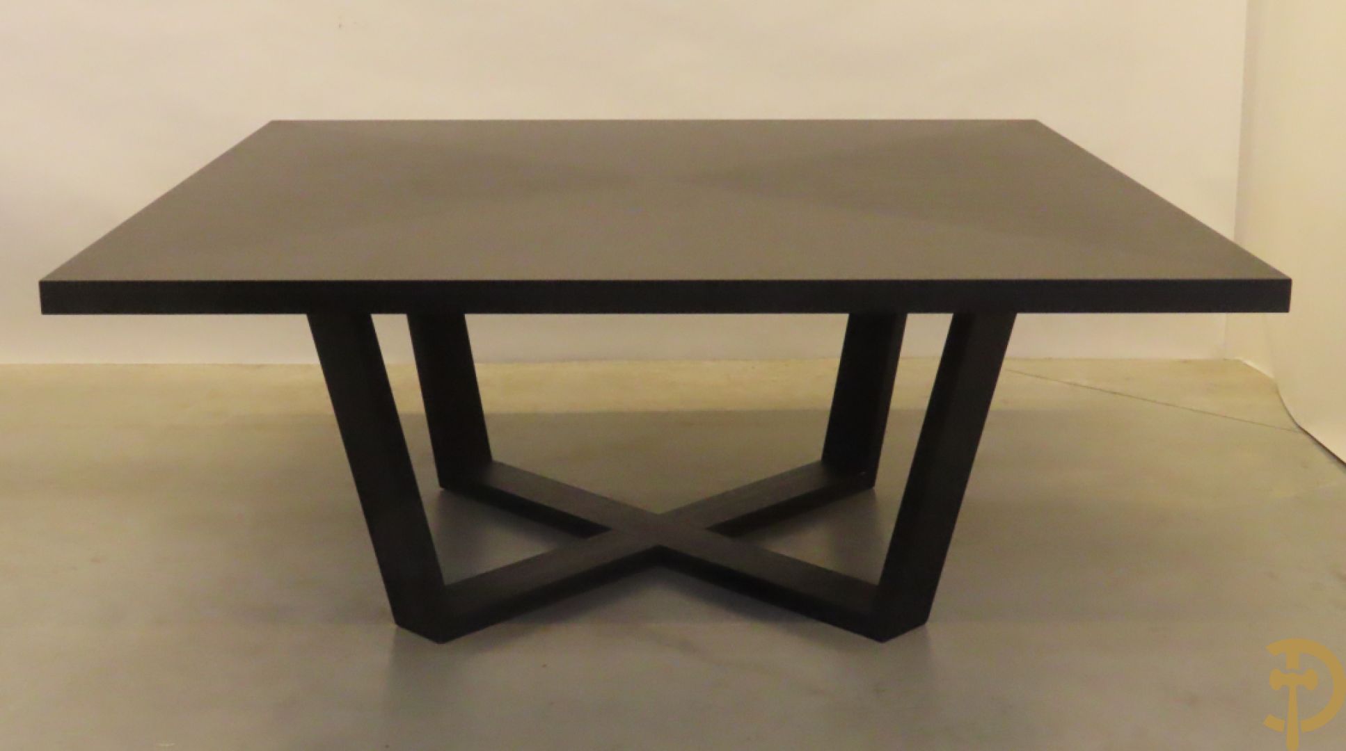 Grote moderne vierkante tafel met zwartgelakt ruitvormig fineer op kruisvormige voet, Maxalto uitgegeven door B & B Italia