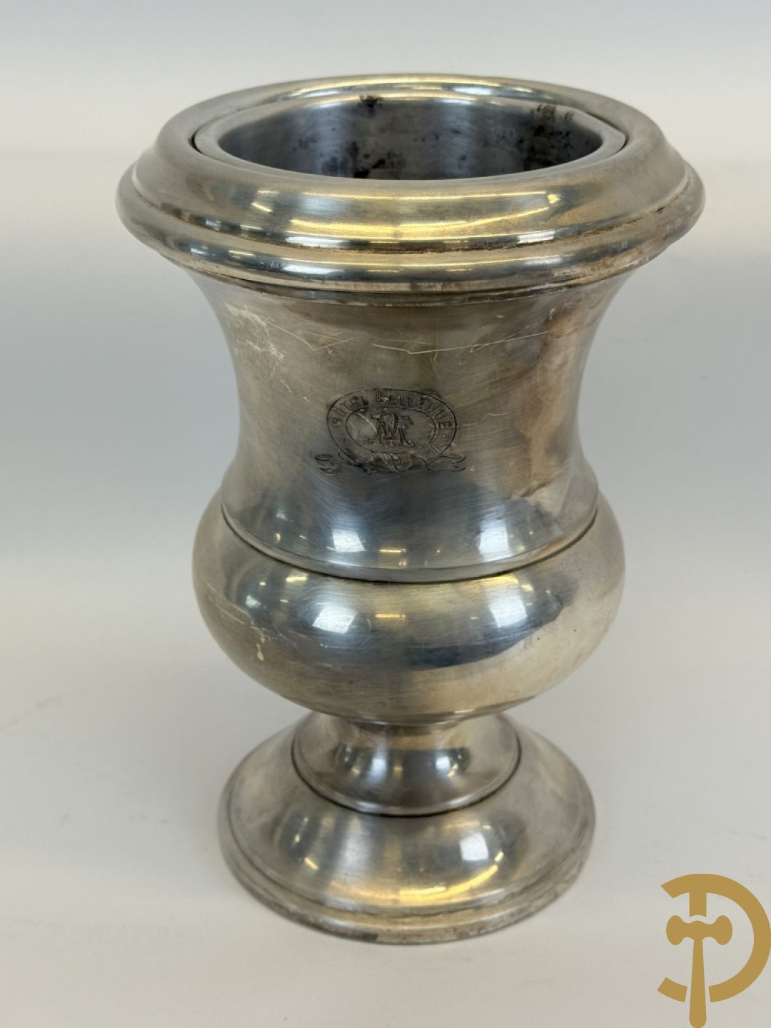 Verzilverde champagne emmer in doos, St.Médard + verzilverde champagne emmer H. Botte & Fils (bluts in voet) + verzilverde coupevormige champagne emmer Bohrman Franfurt gemerkt + verzilverde coupevormige champagne emmer met 2 oren en accanthusranken + verzilverde shaker