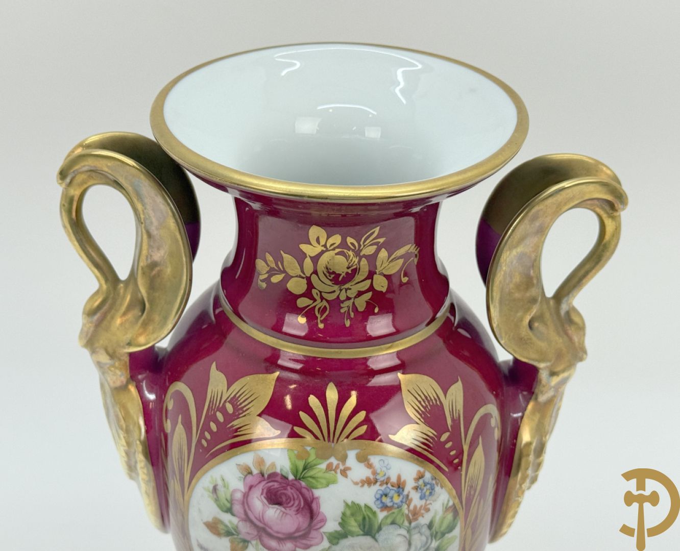 Sèvres cachepot met dubbel decor van handbeschilderde romantische dames en bloemendecor + cachepot in Frans porselein met bloemendecor gevat in bronzen houder + Limoges medici vaas met zwanehalzen